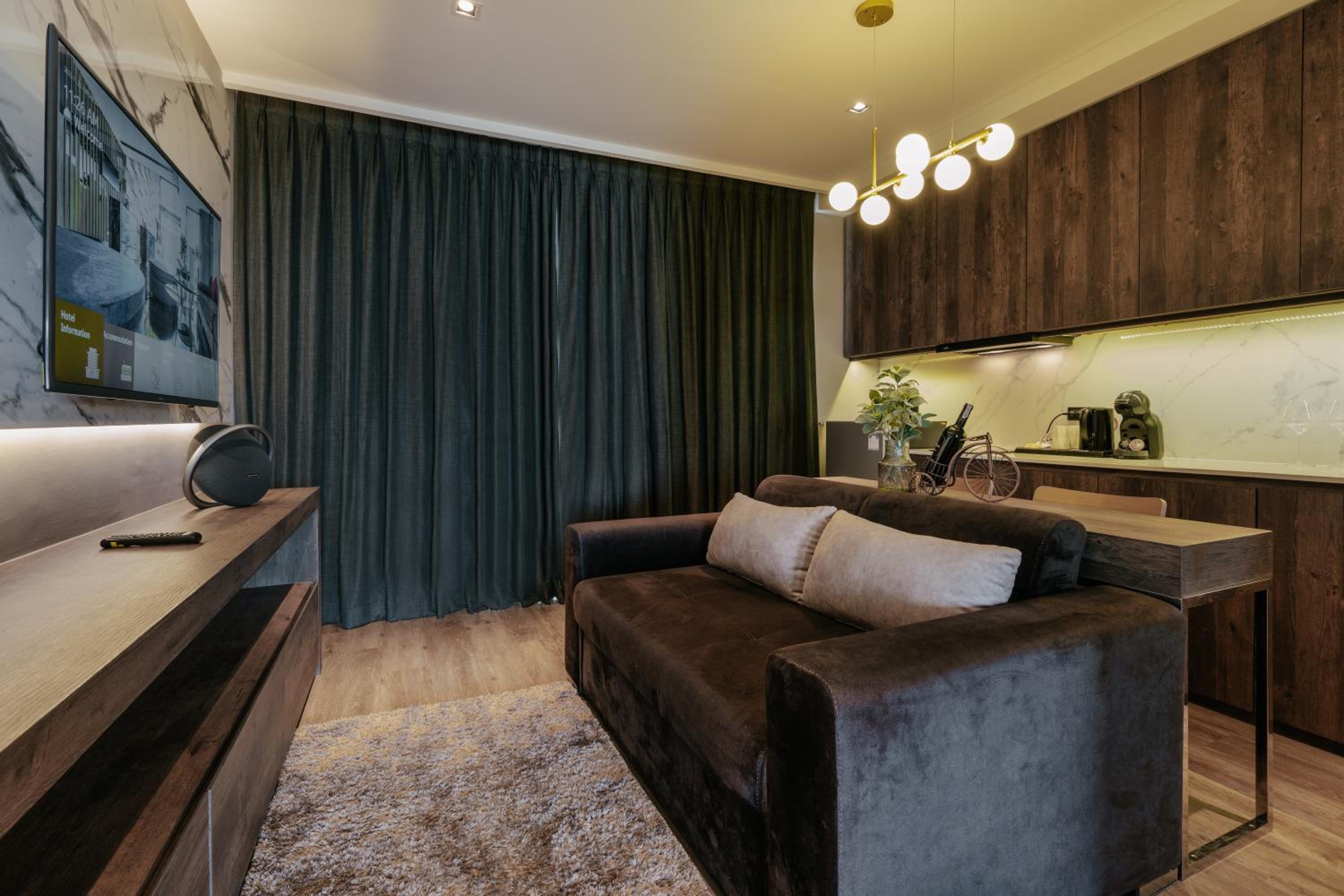 Rak Studio Room with Kitchenette and Bathtub with Balcony - Photo 7