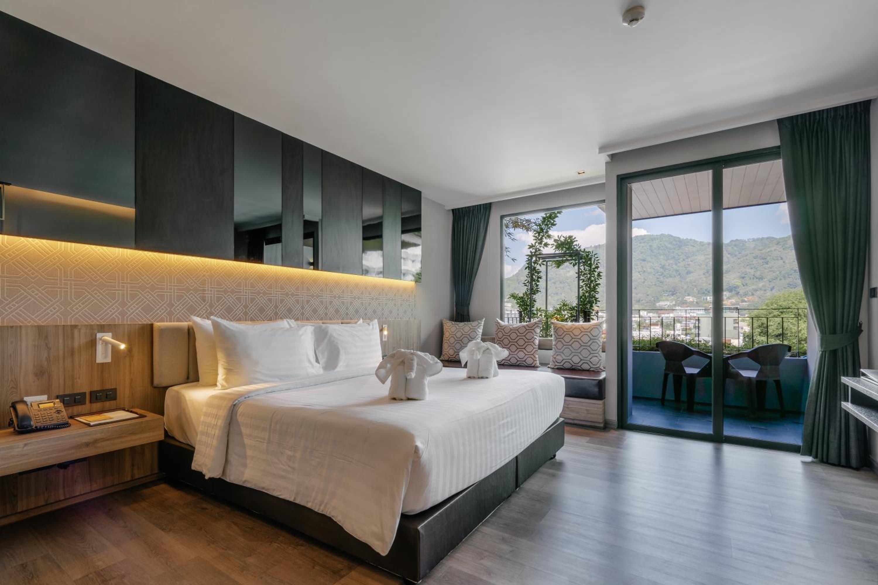 Rak King Room with Balcony - Photo 6