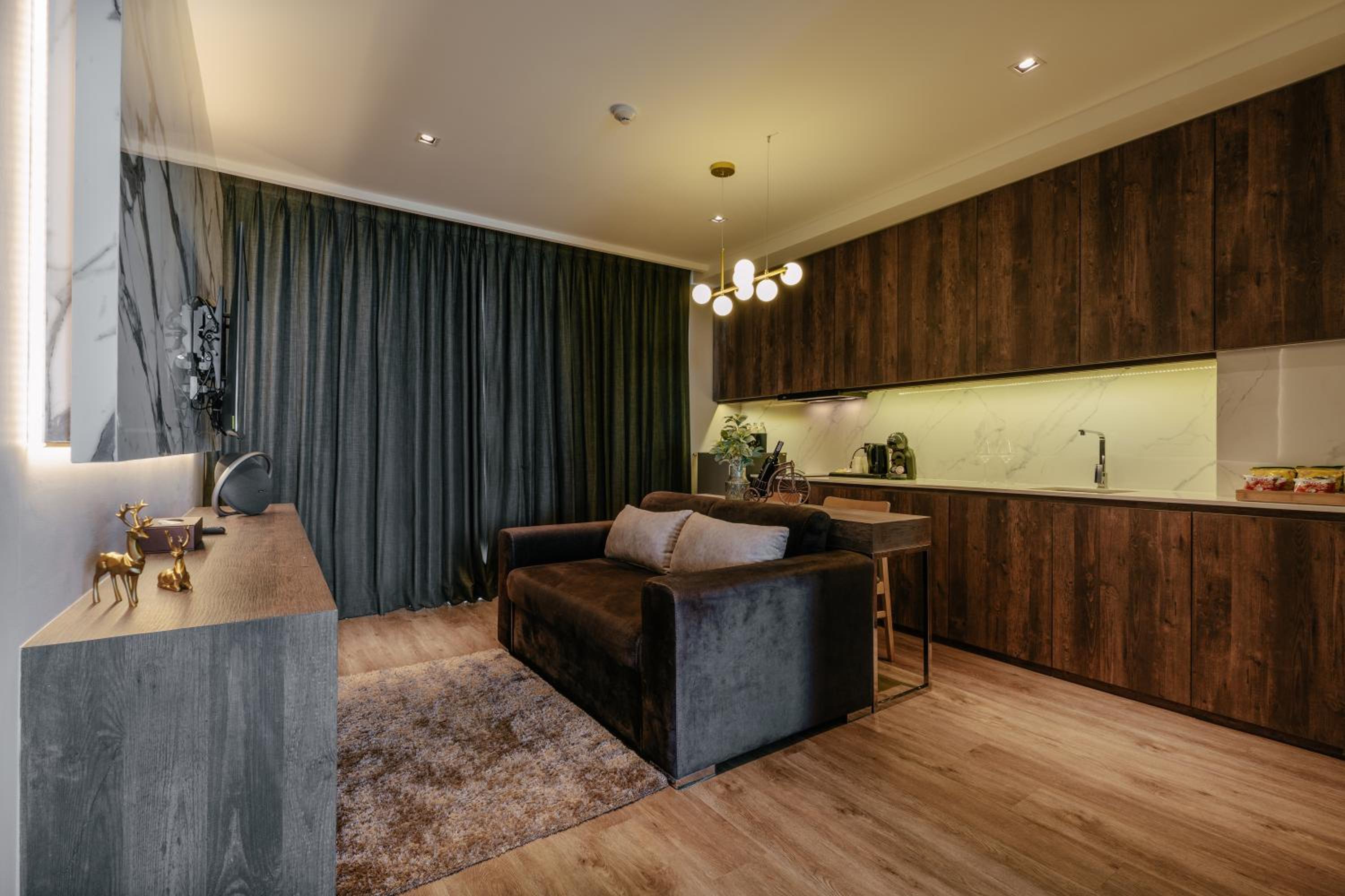 Rak Studio Room with Kitchenette and Bathtub with Balcony - Photo 8
