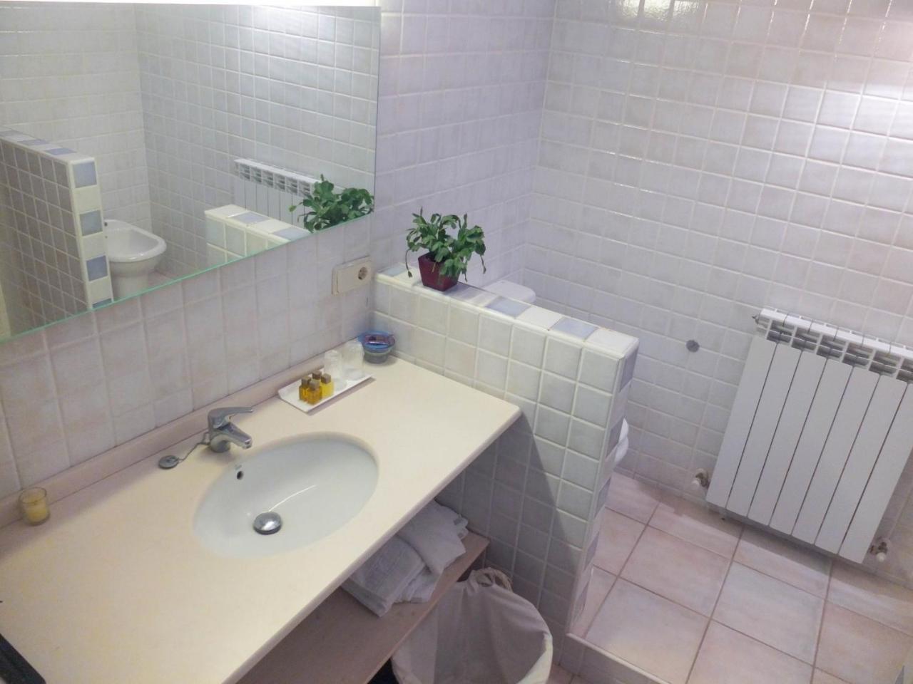 Family Room with Private Bathroom - Photo 3
