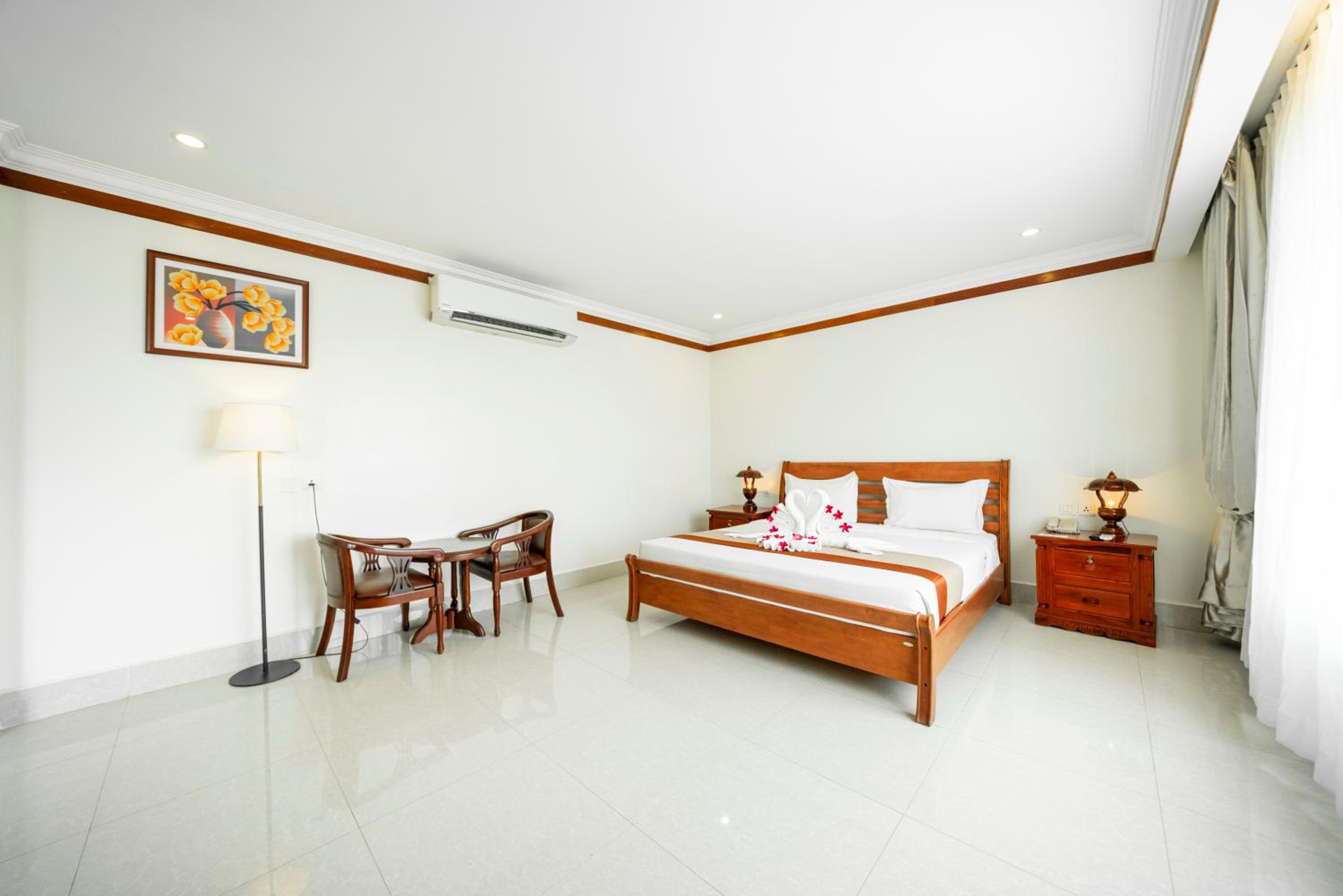 Suite - Photo 1