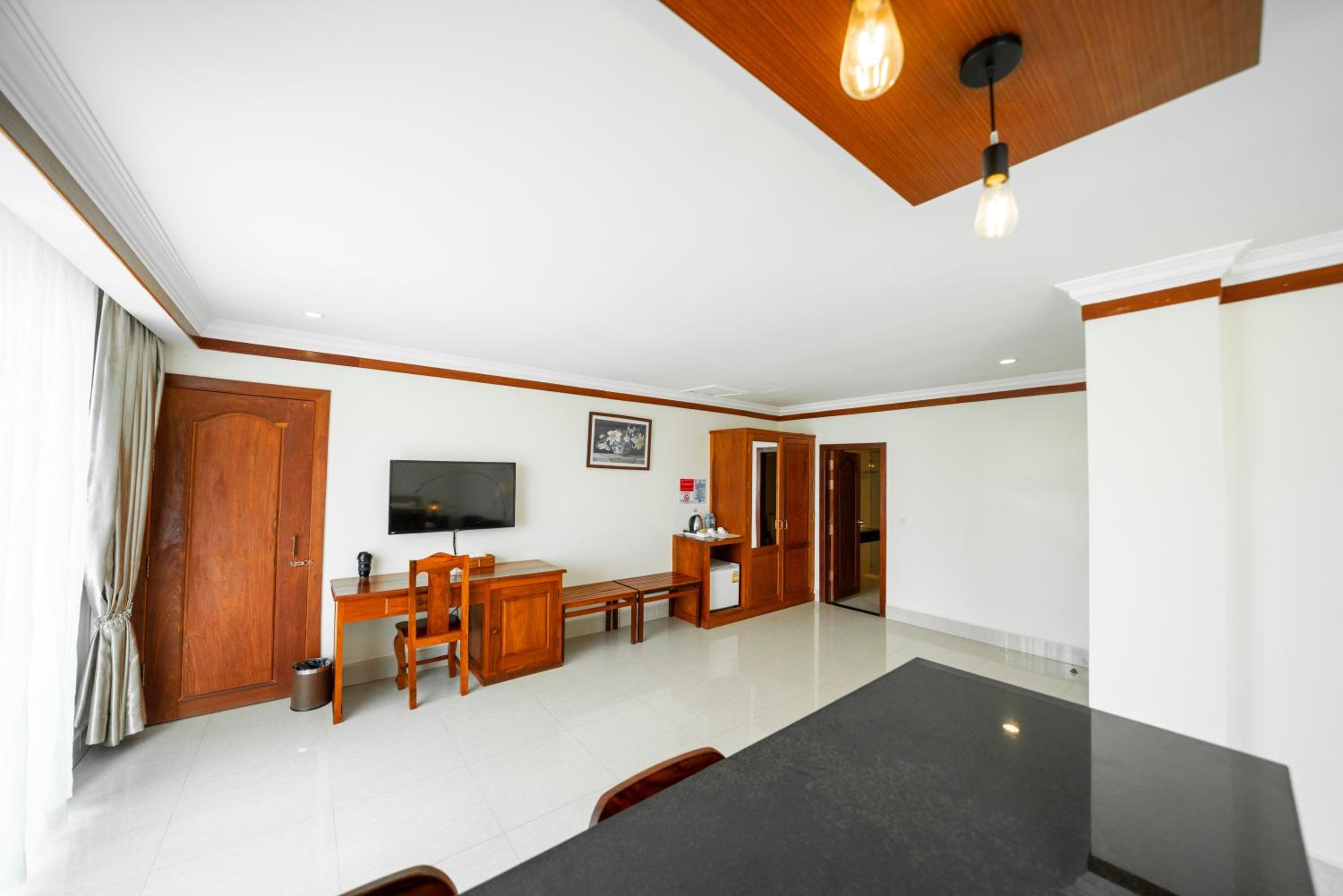 Suite - Photo 11