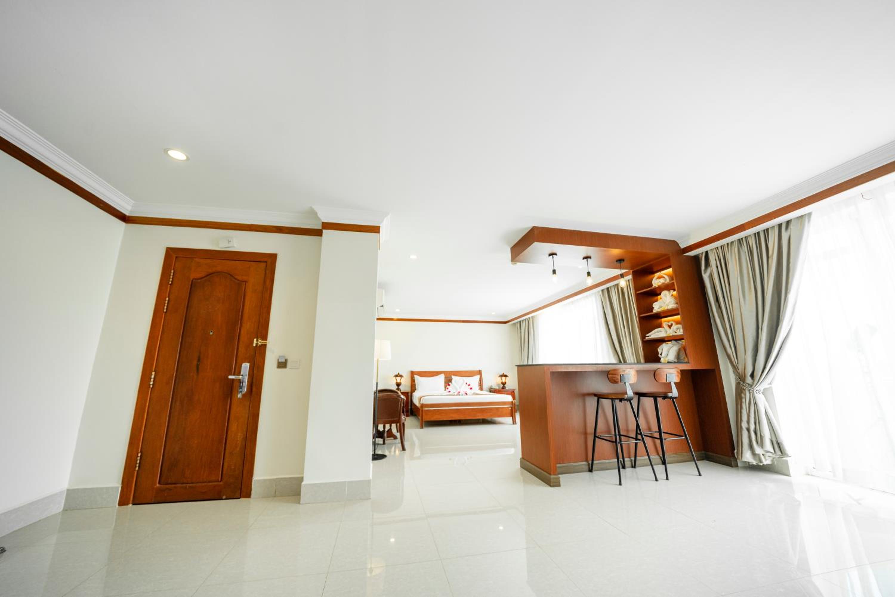 Suite - Photo 10