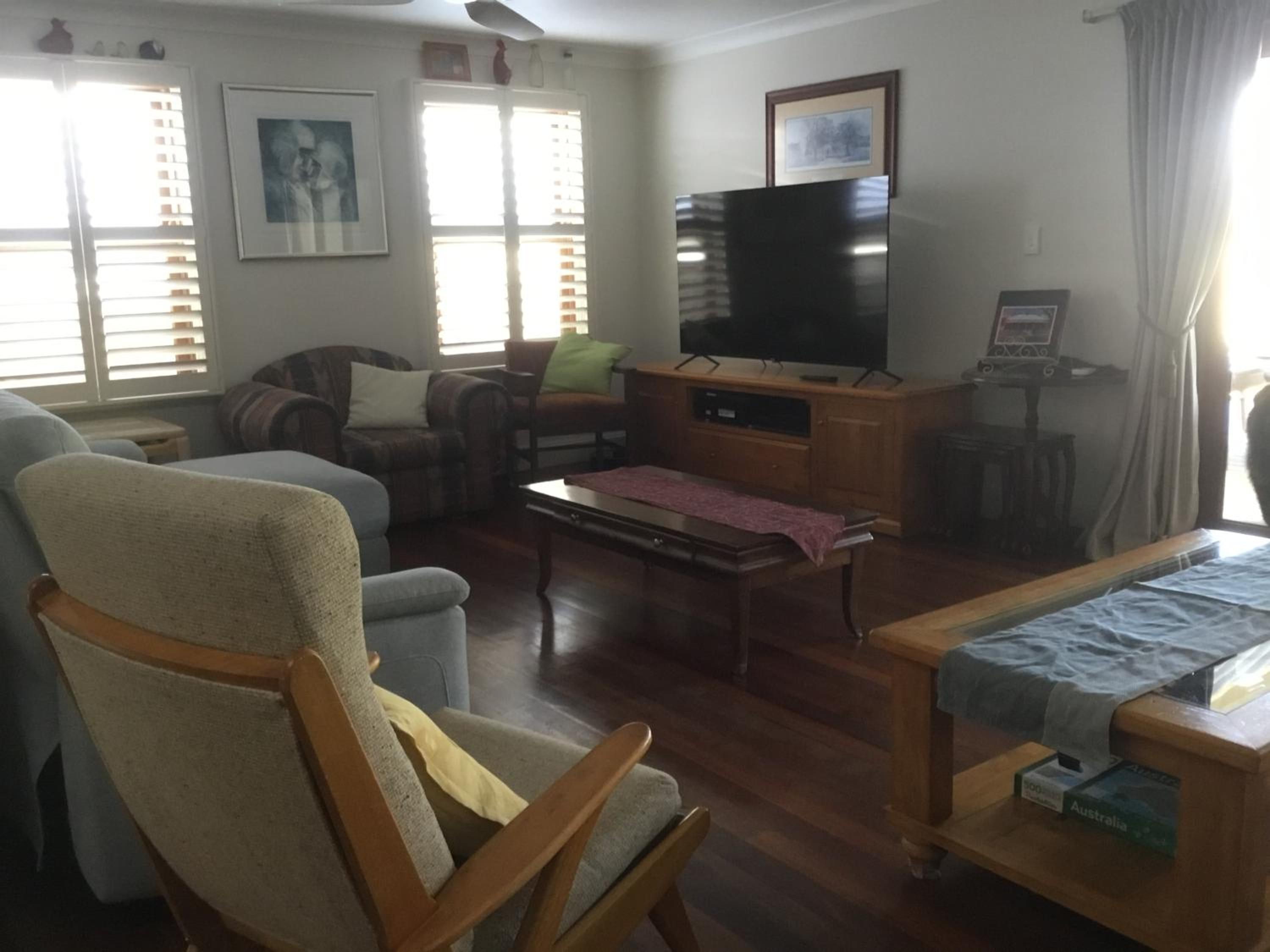 Five-Bedroom House photo 1