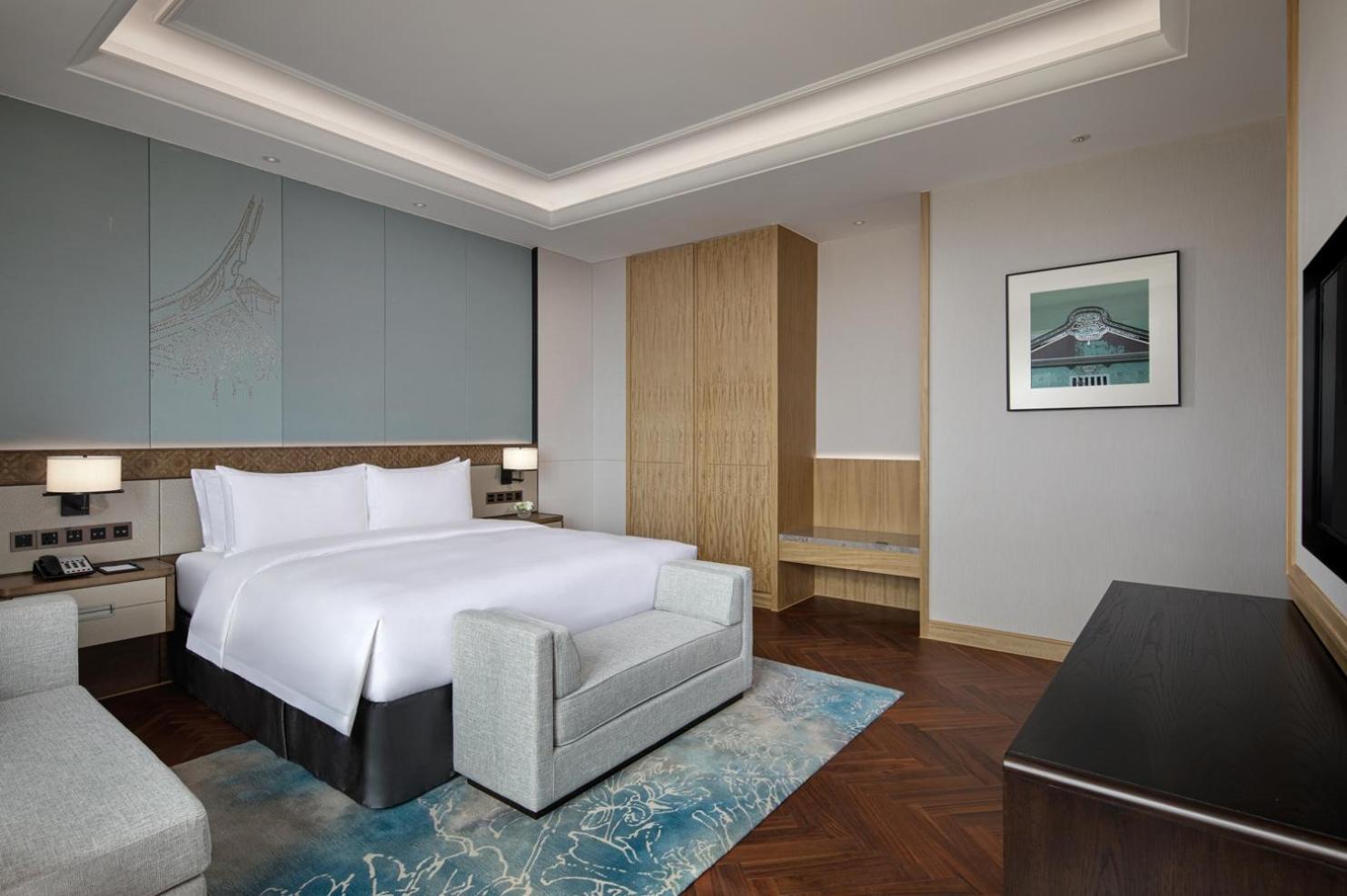 Deluxe King Bed Room photo 3