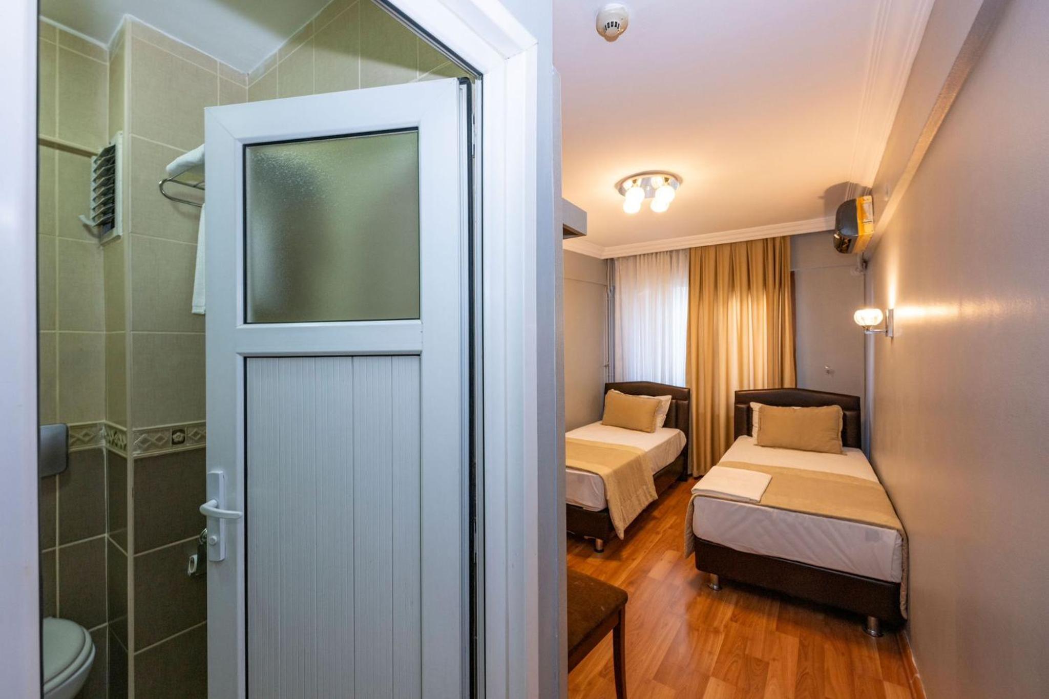 Budget Twin Room photo 3