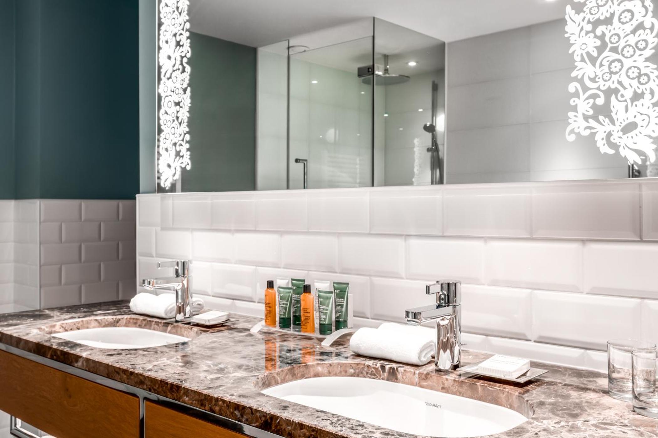 Double Room with Roll-In Shower - Mobility Access photo 3