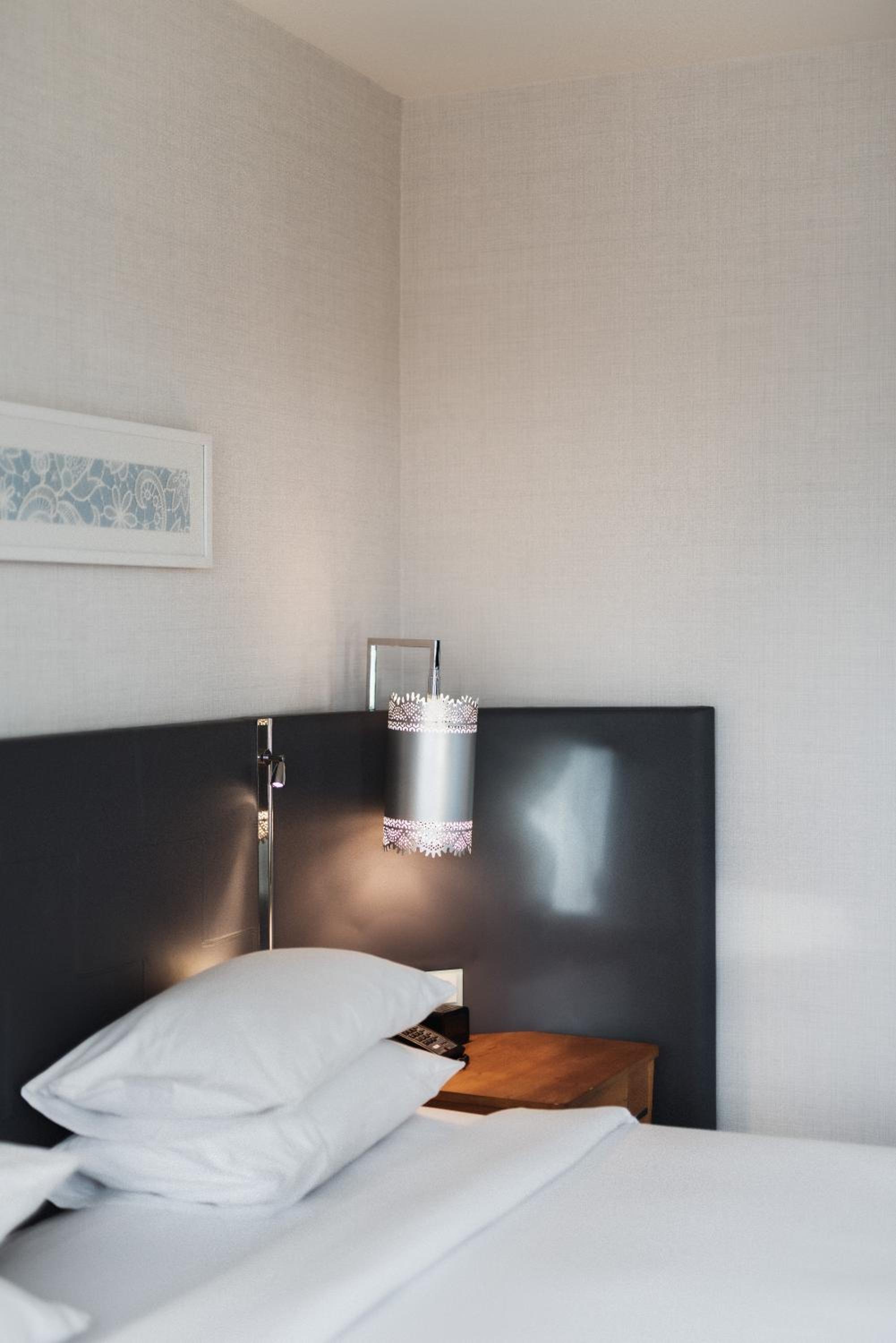 Double Room with Roll-In Shower - Mobility Access photo 2