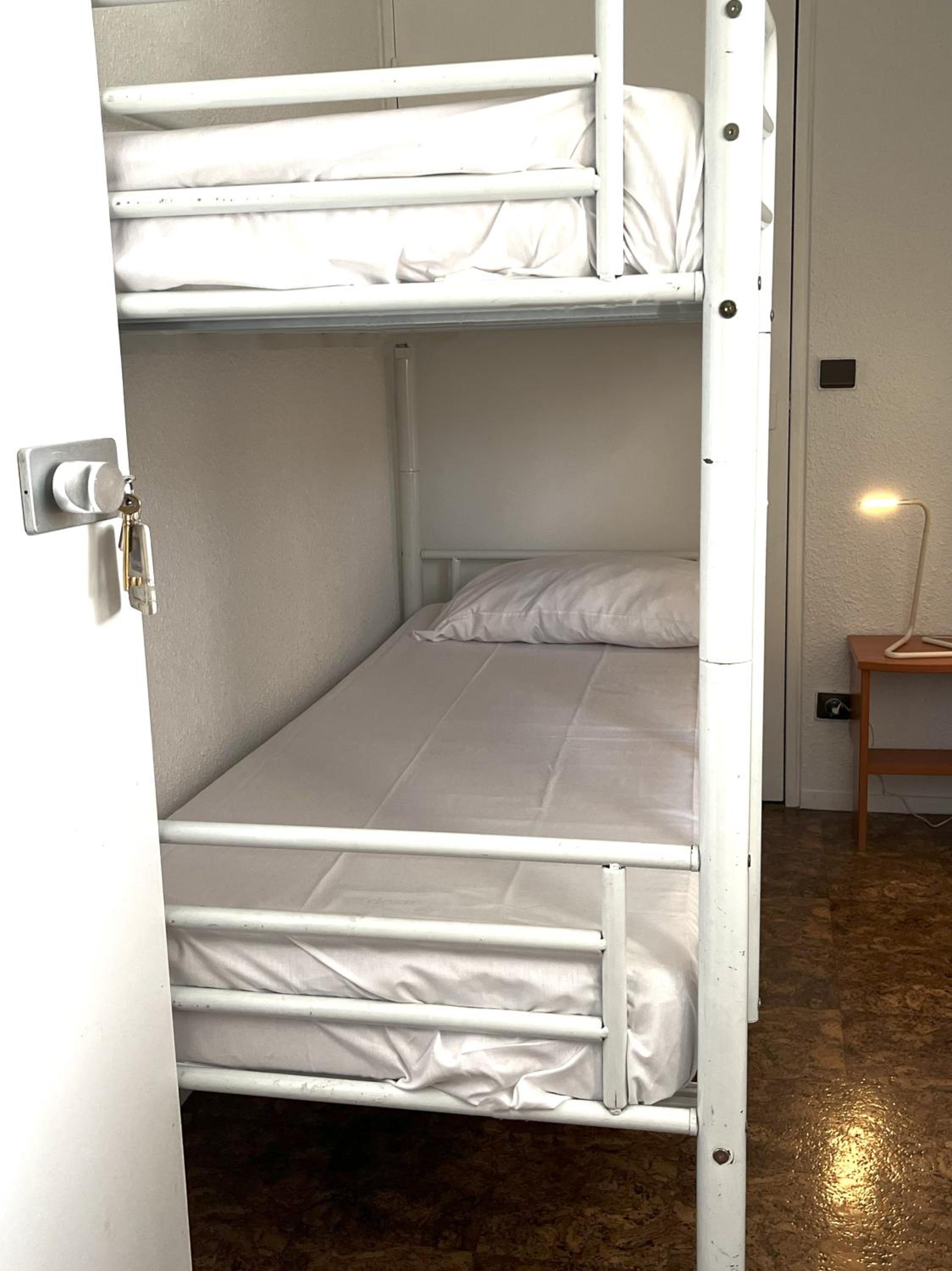 One Double Bed  2 Single Beds - Photo 1