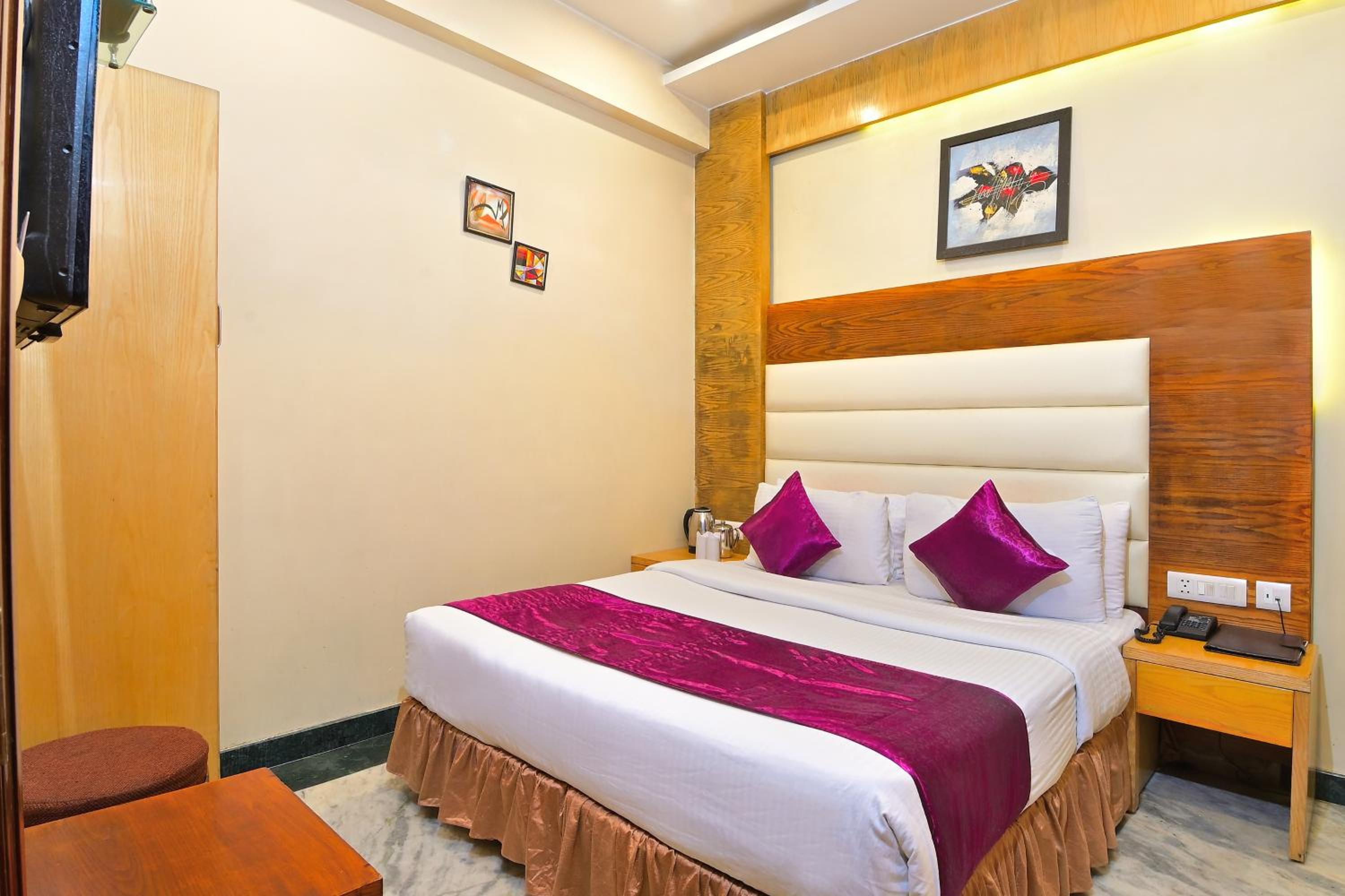 Compact Deluxe Room photo 3