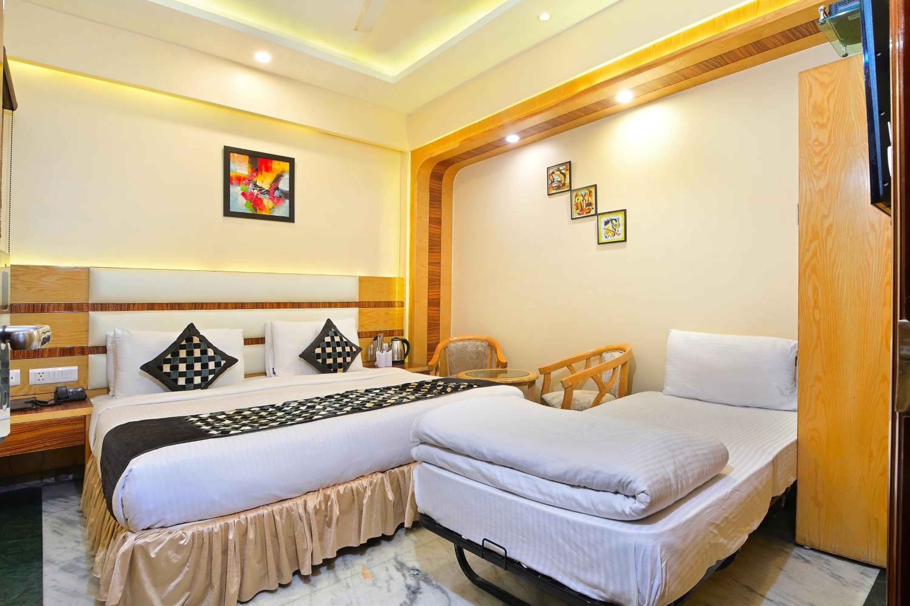 Room with Dining Area photo 3
