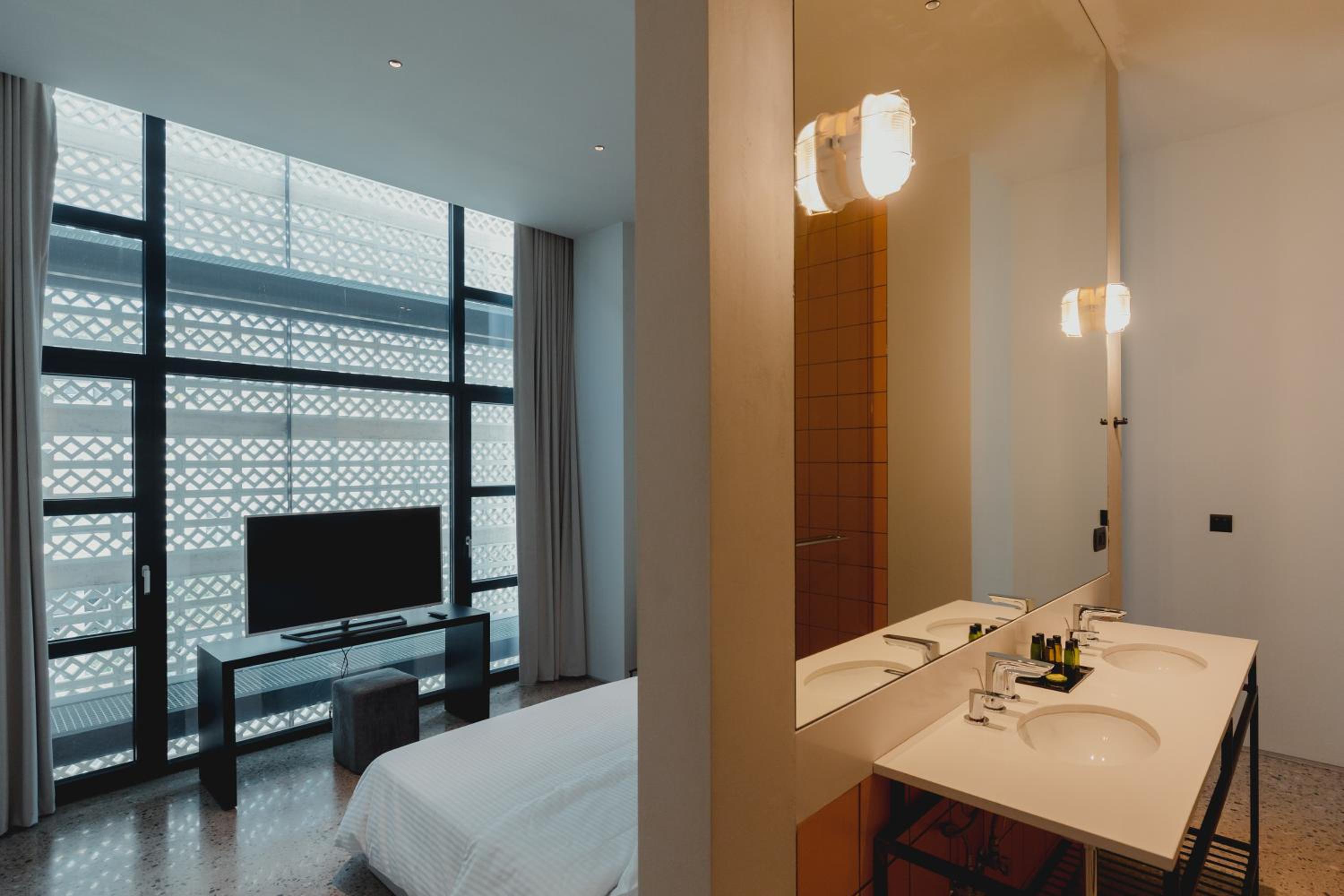 Deluxe King Room photo 2