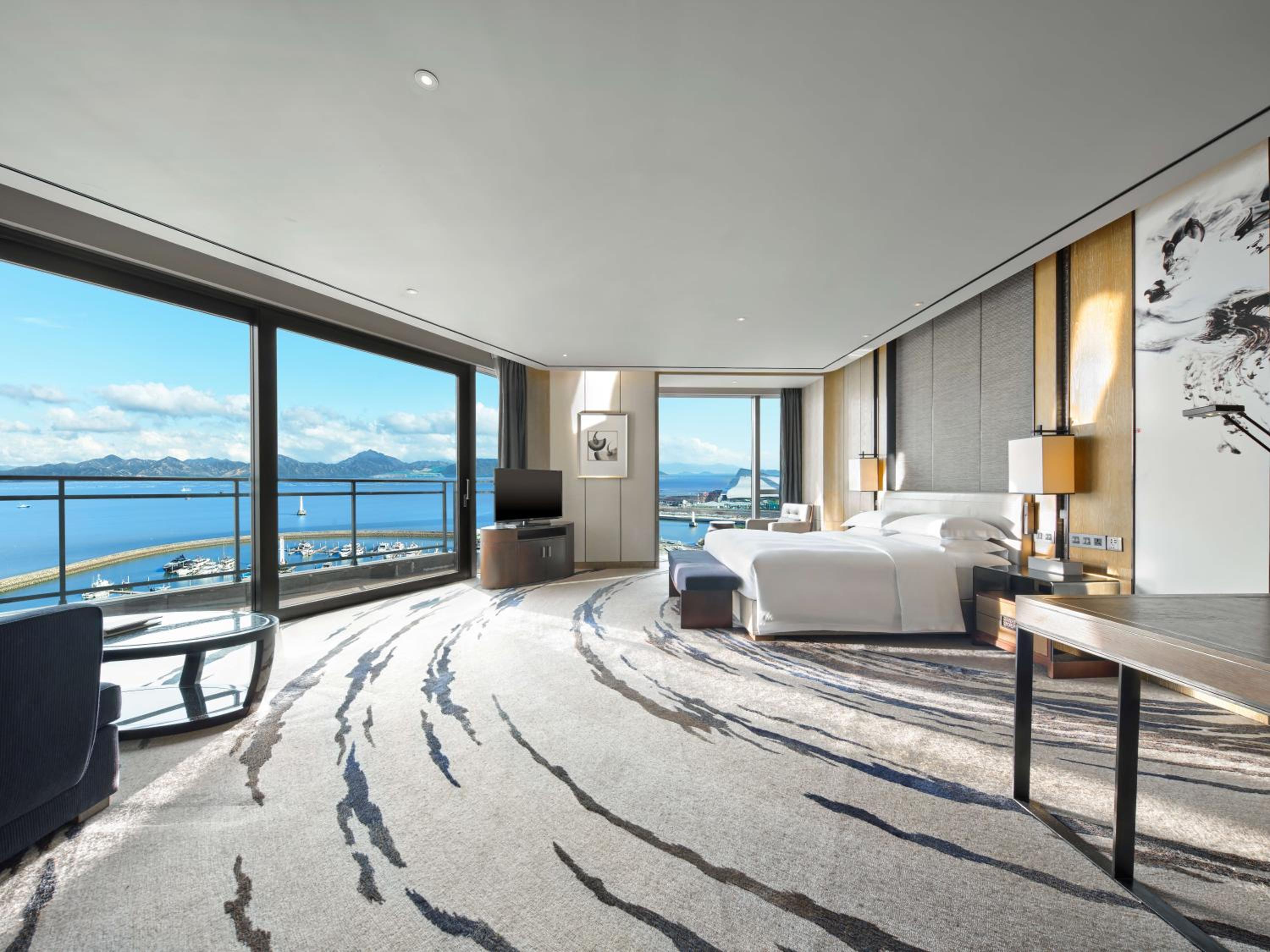 King Executive Corner W/Balcony WangHai Wing