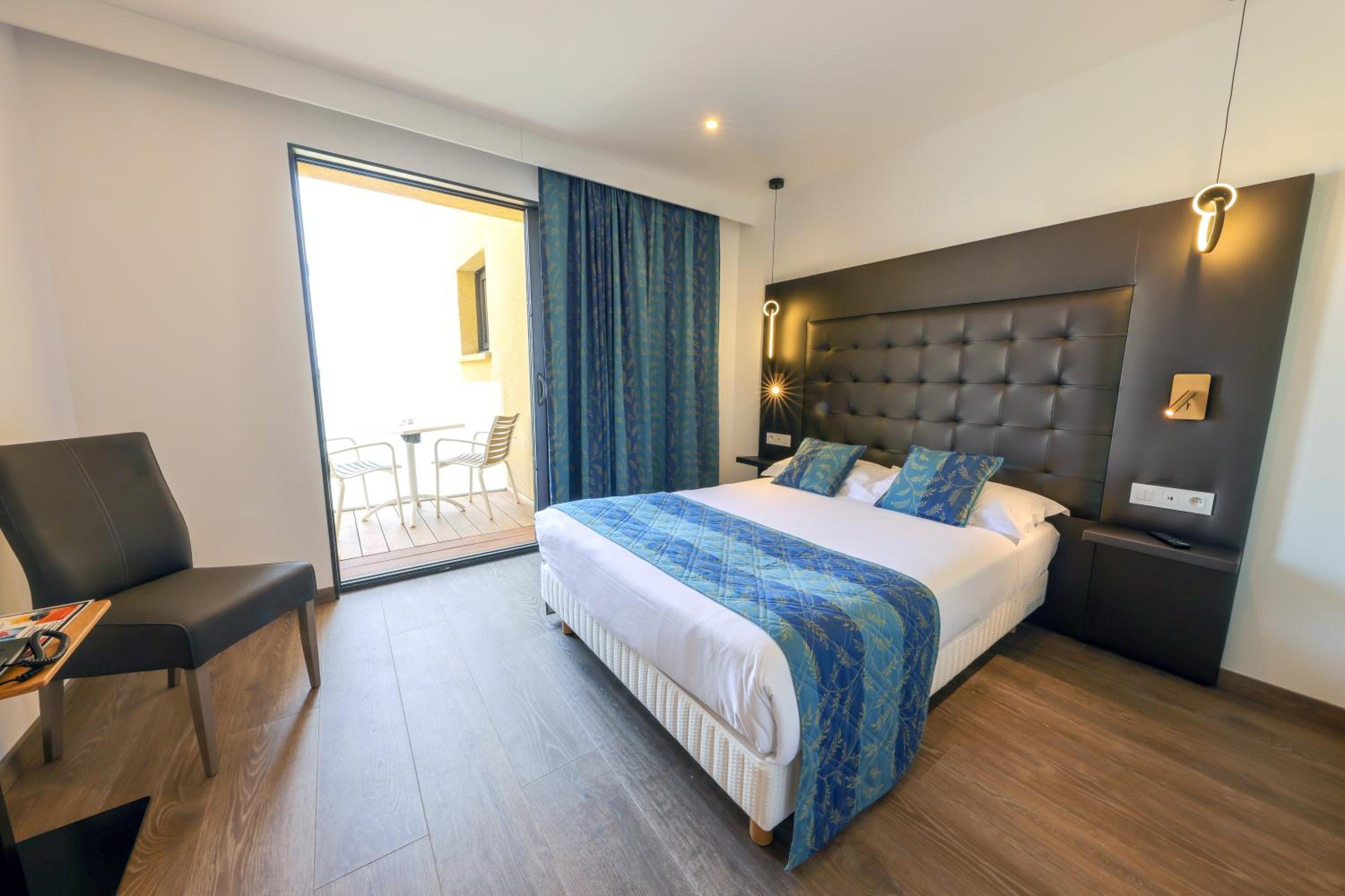 Superior Double Room with Partial Sea View