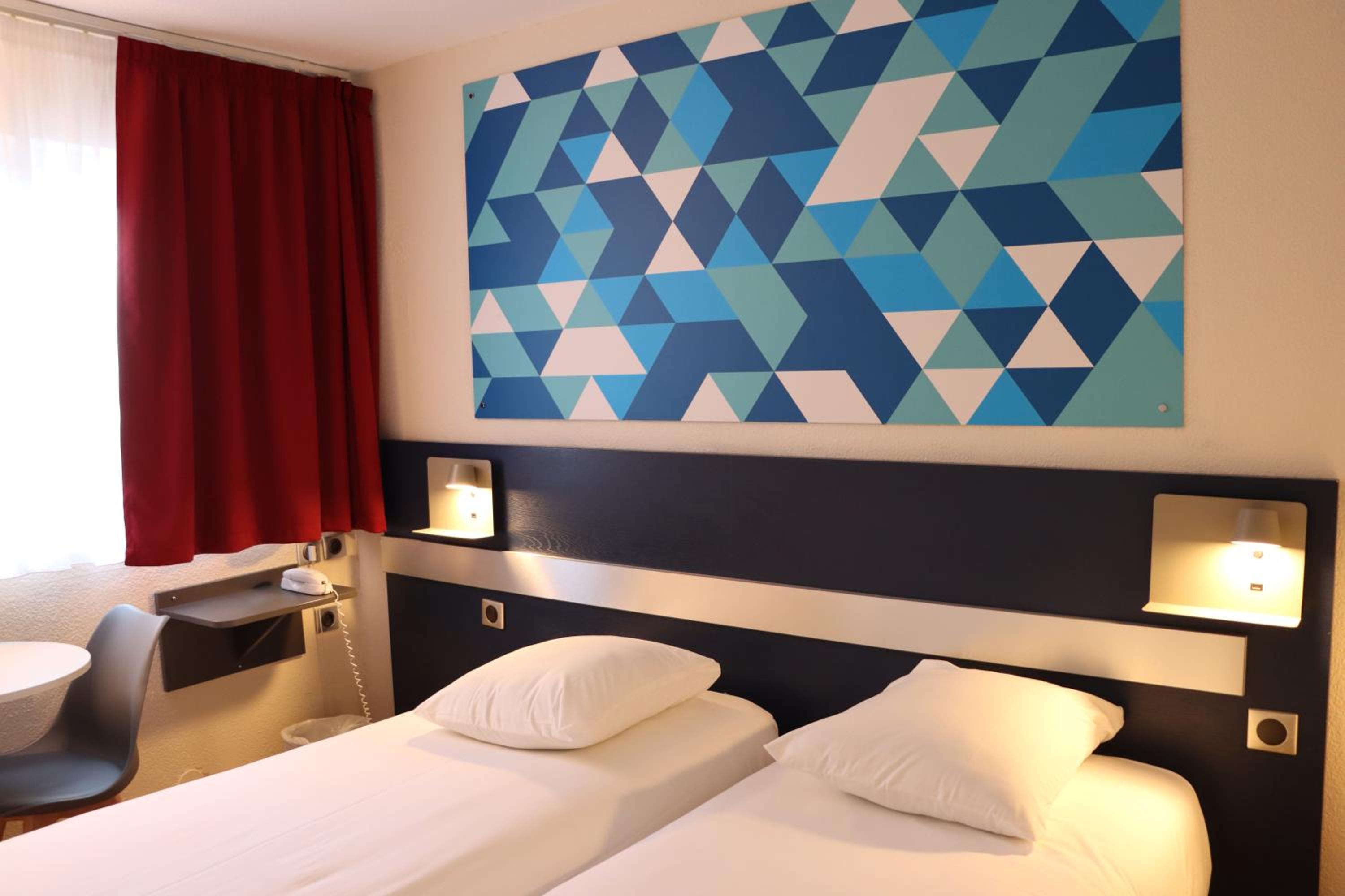 Twin Room - Photo 3