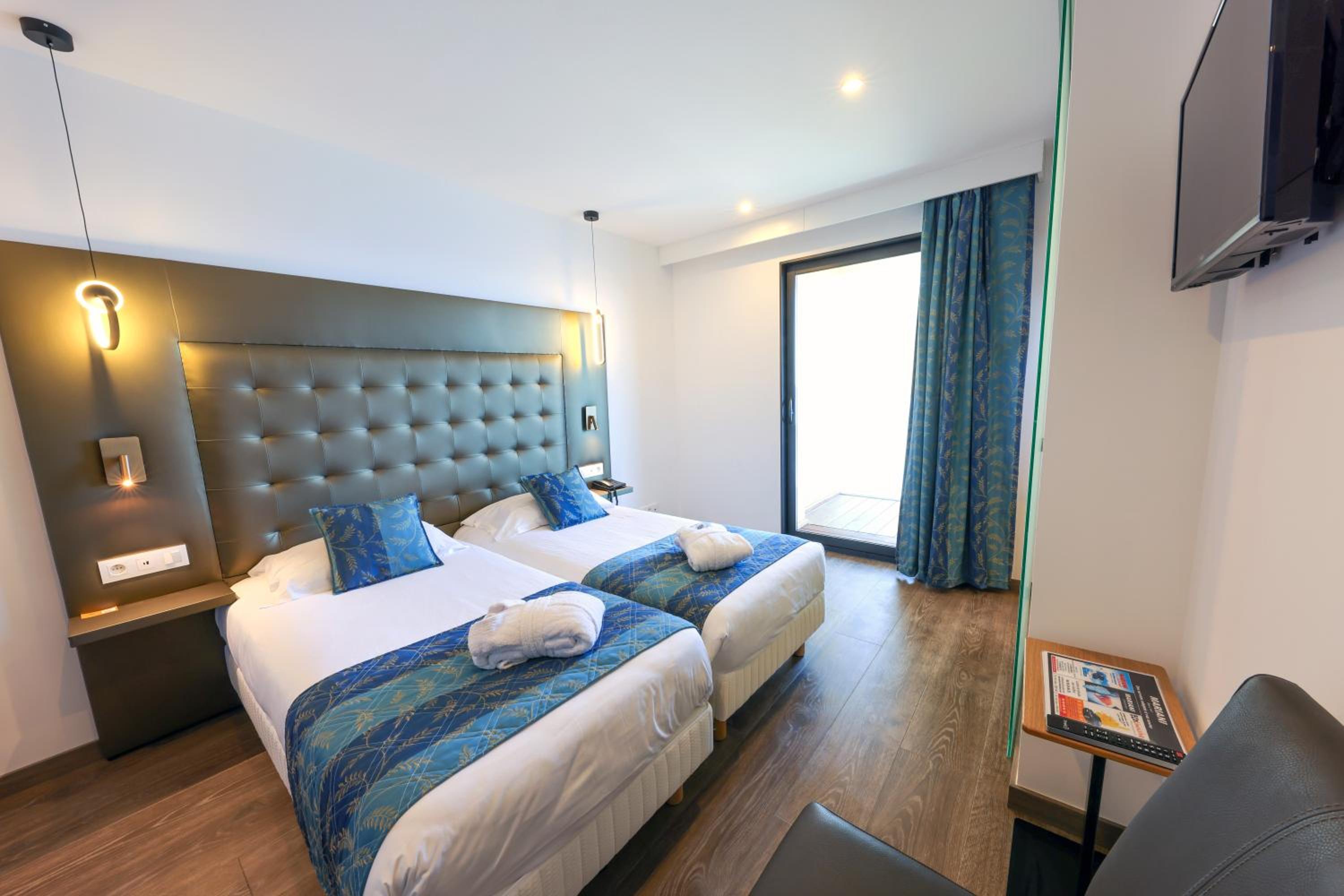 Superior Twin Room with Partial Sea View