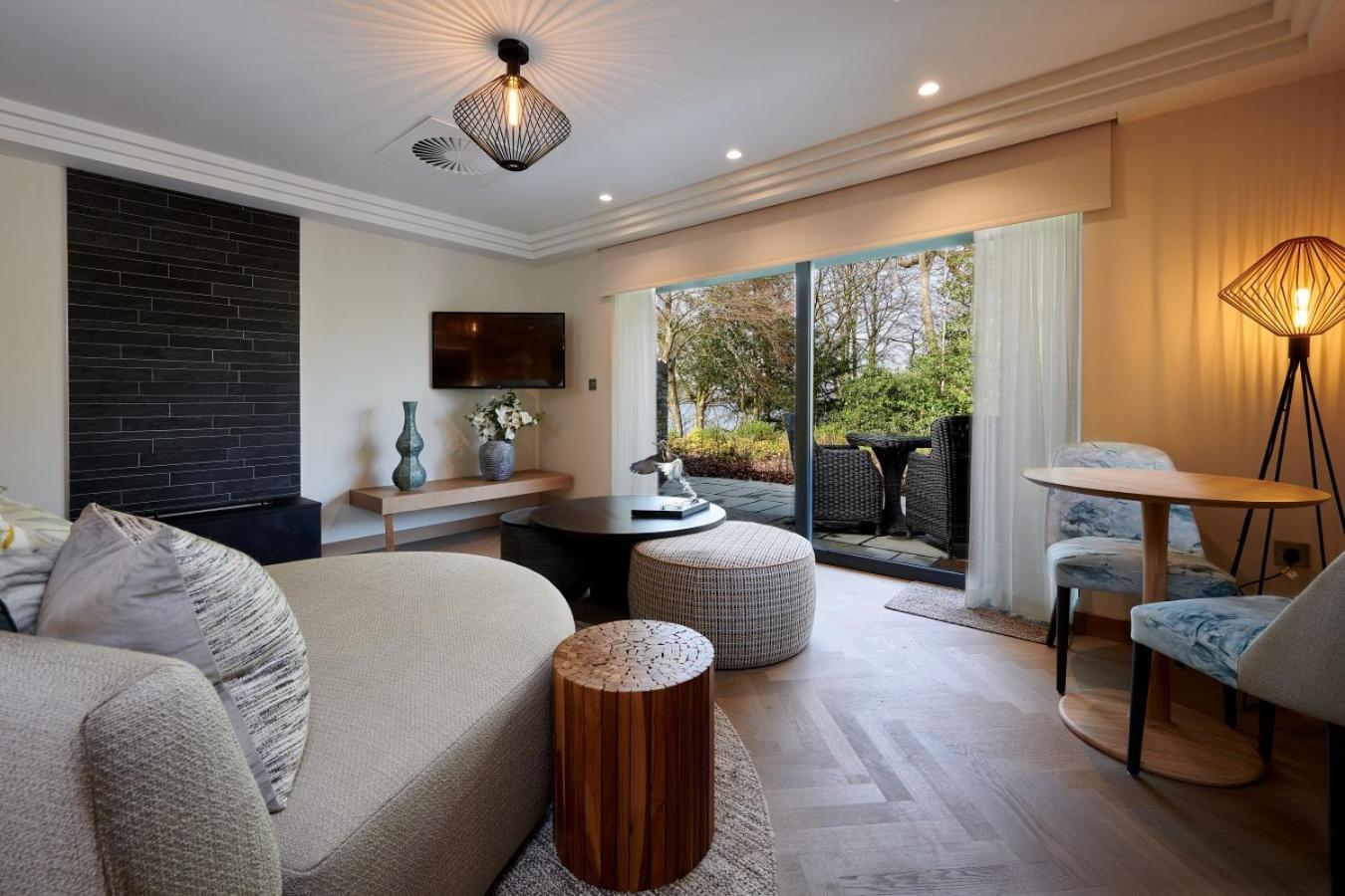 Woodland View External Lakeside Suite with Hot Tub photo 2