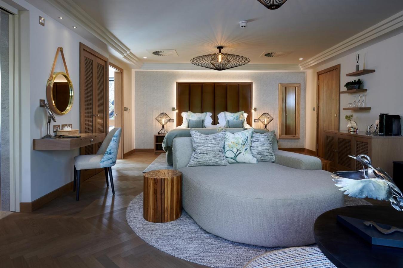 Woodland View External Lakeside Suite with Hot Tub photo 3