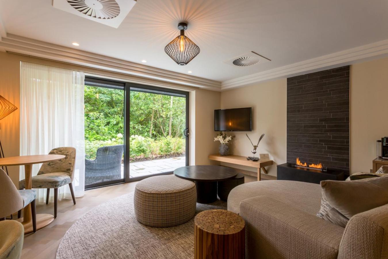 Woodland View External Lakeside Suite with Hot Tub photo 2