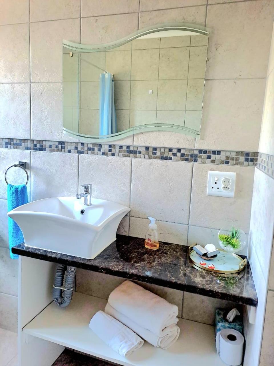 One-Bedroom Apartment - Photo 2