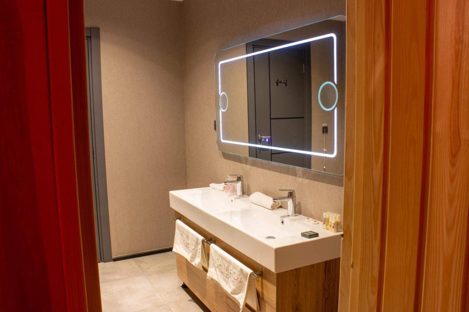 Double Suite - Non-Smoking photo 2