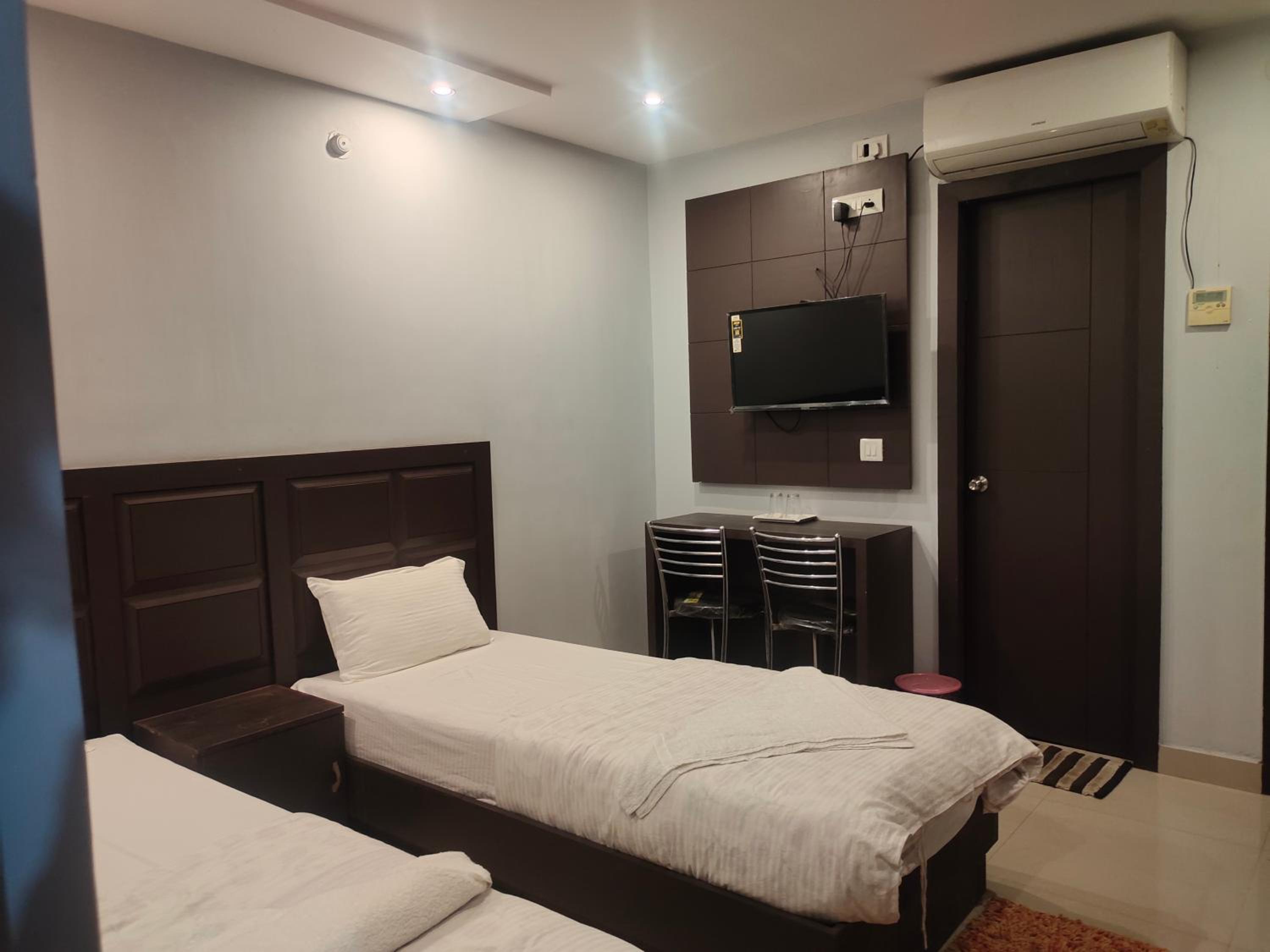 Deluxe Room (2 Adults + 1 Child)