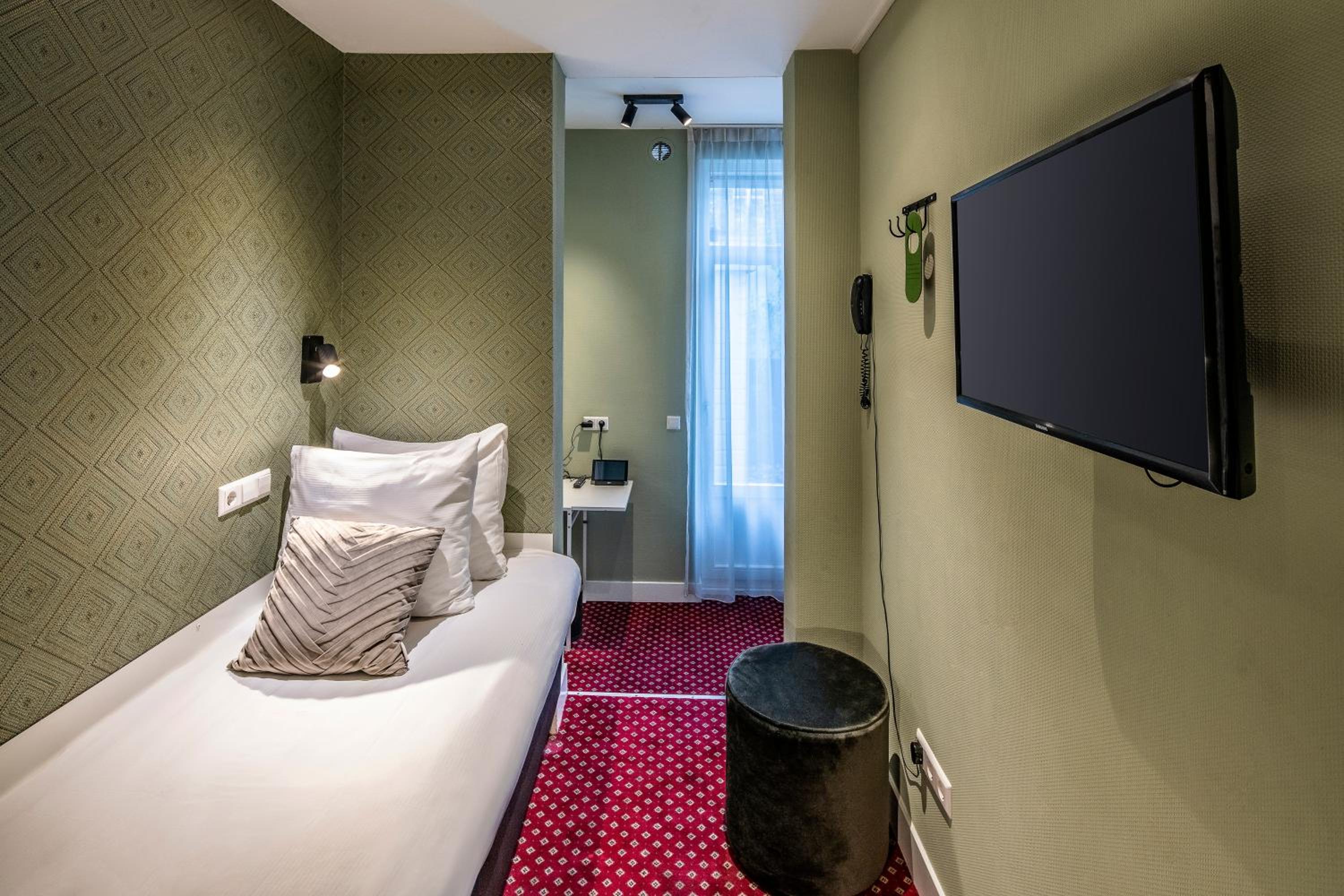 Cosy Twin Room thumbnail 5