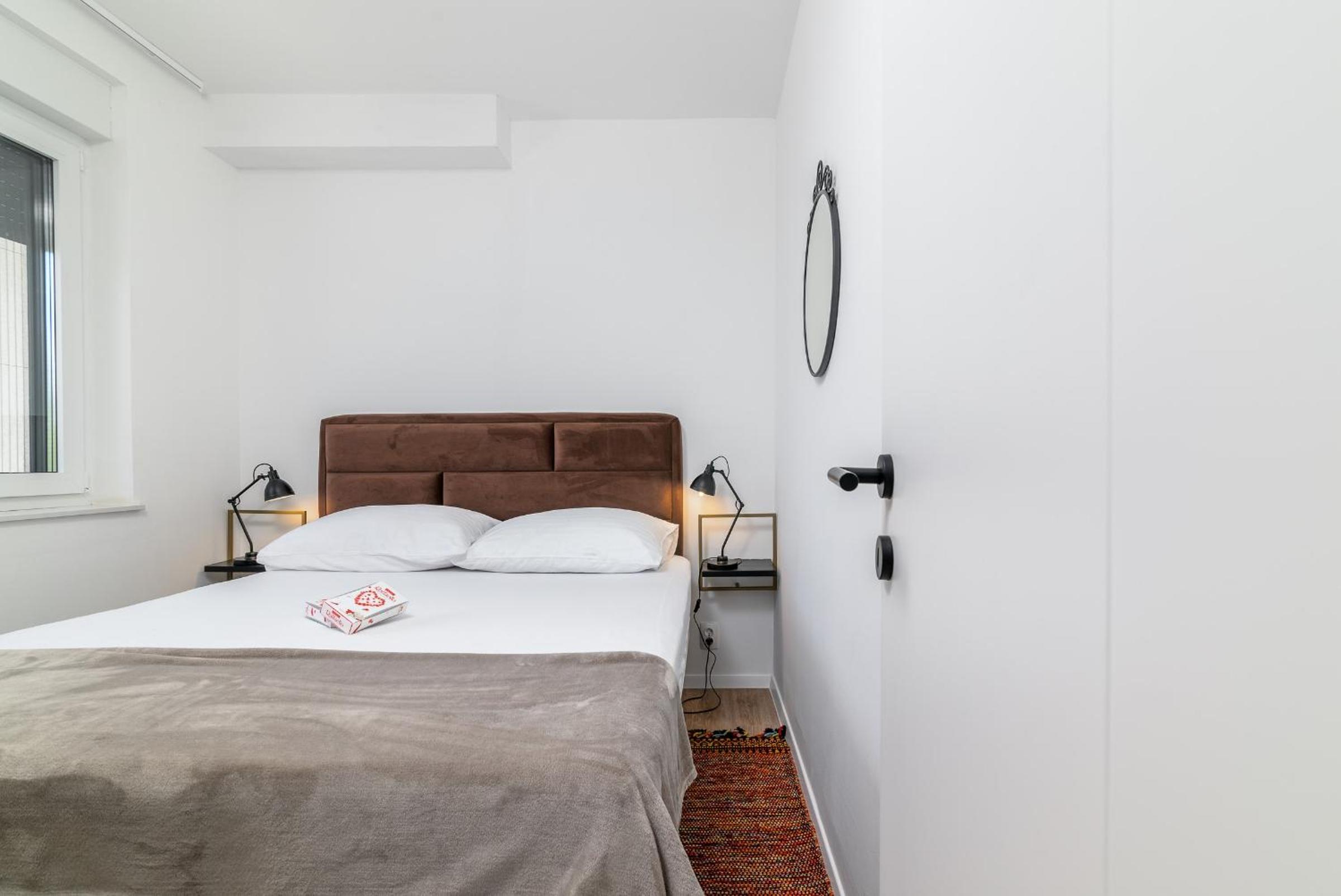 One-Bedroom Apartment photo 1