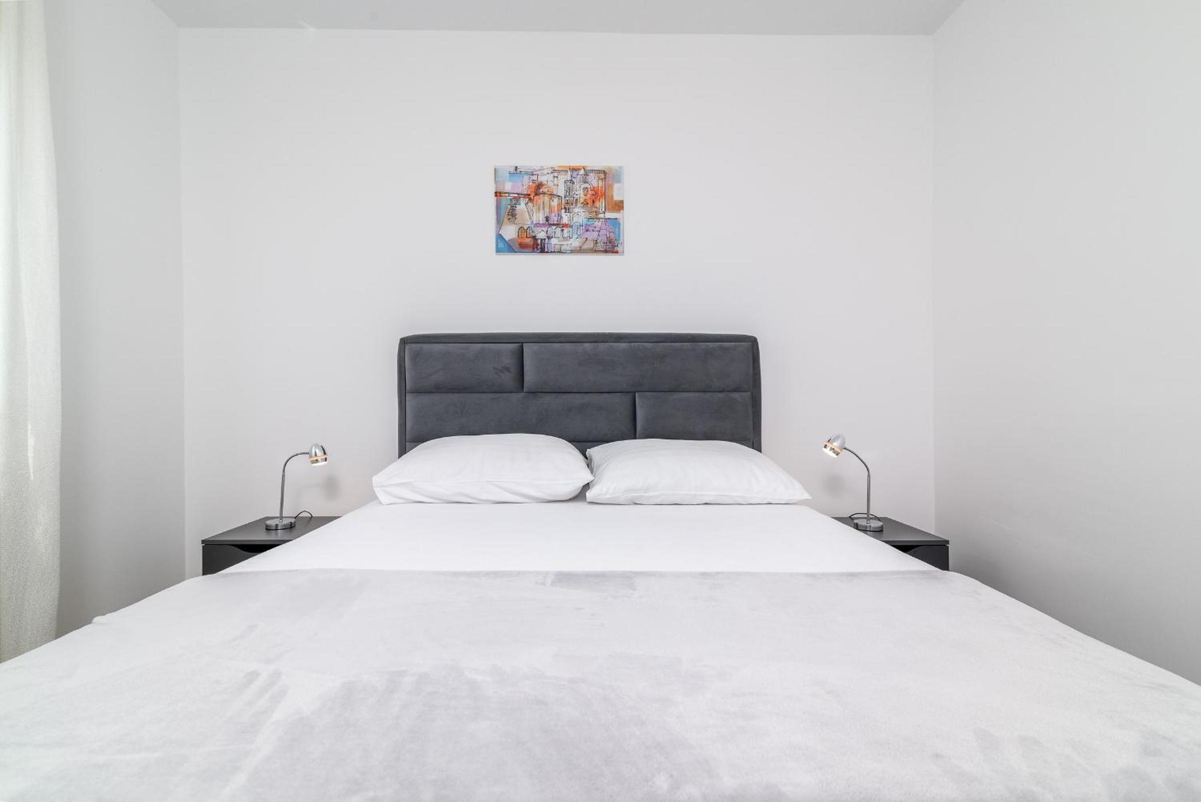 One-Bedroom Apartment photo 1