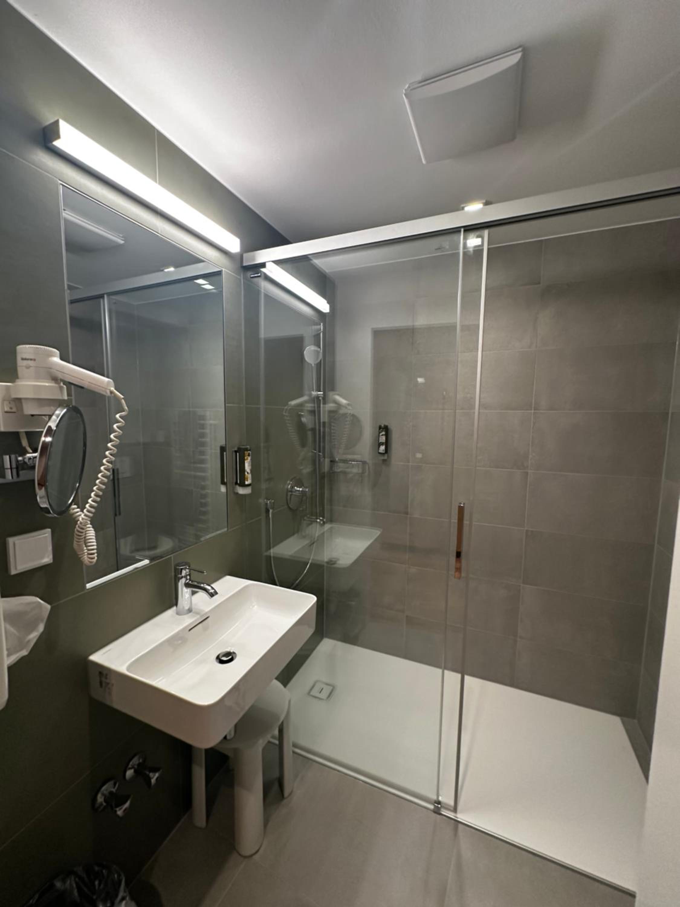 Double Room - Photo 16