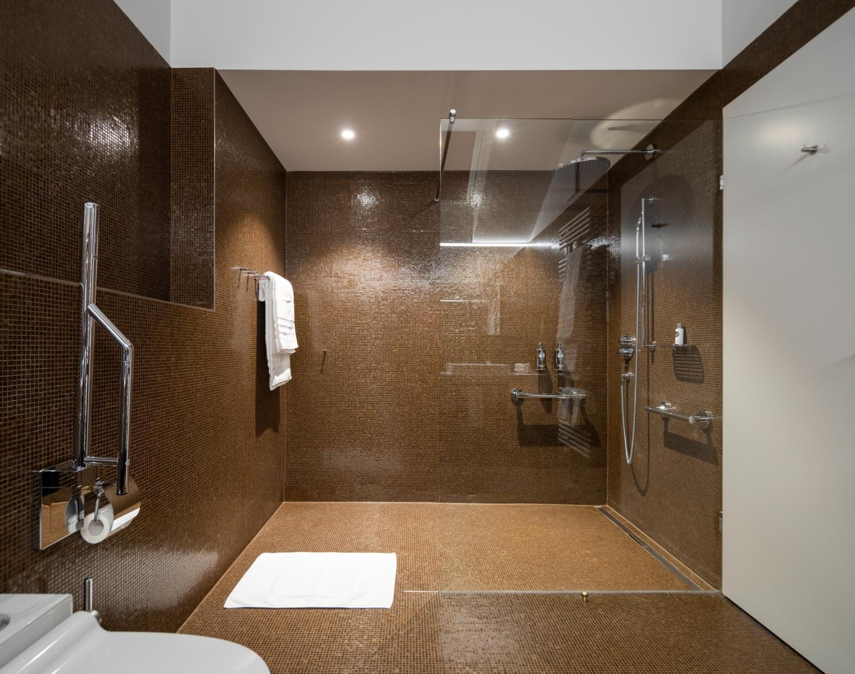 Deluxe Room with Balcony - Photo 2
