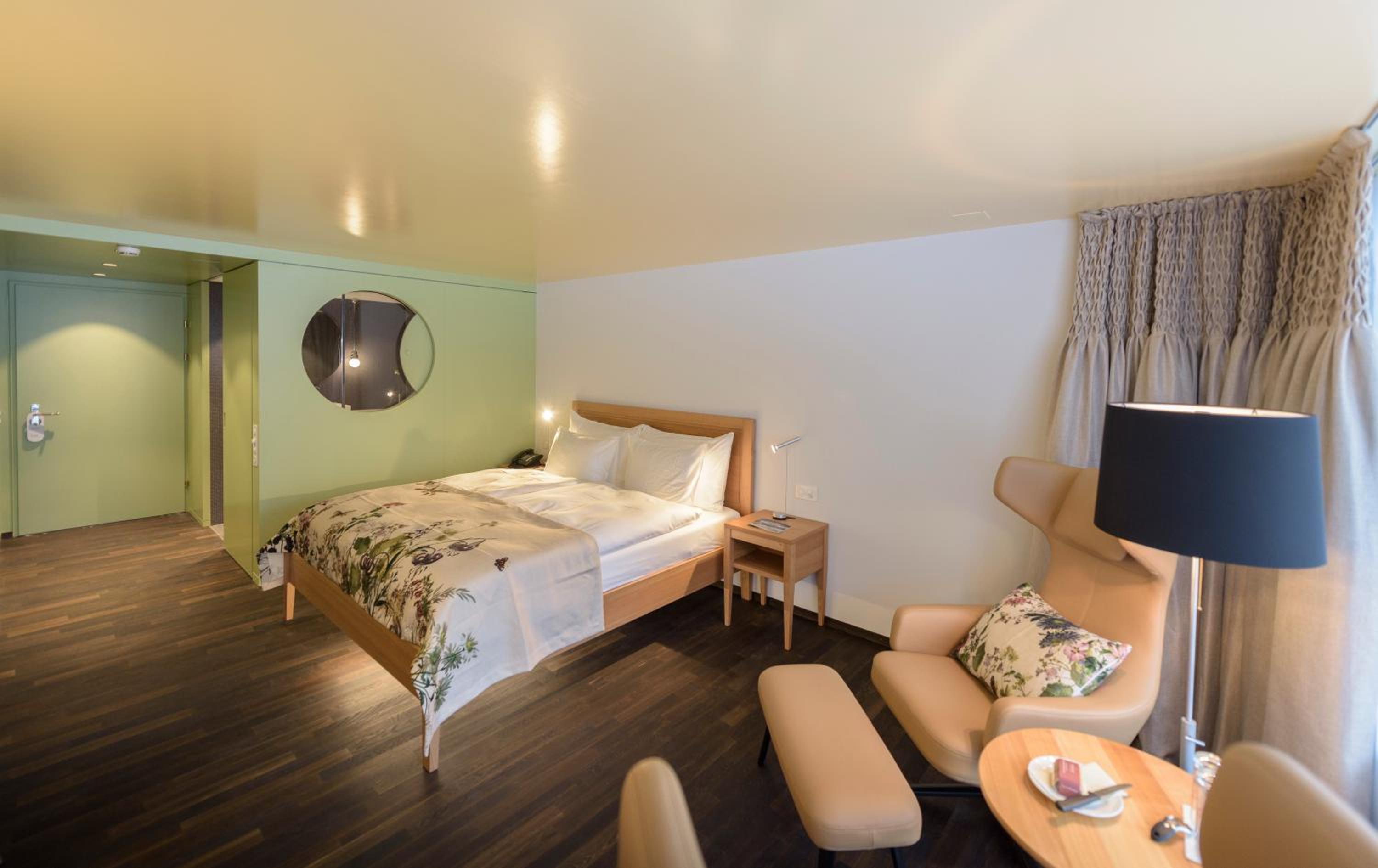 Standard Room with Balcony - Photo 4