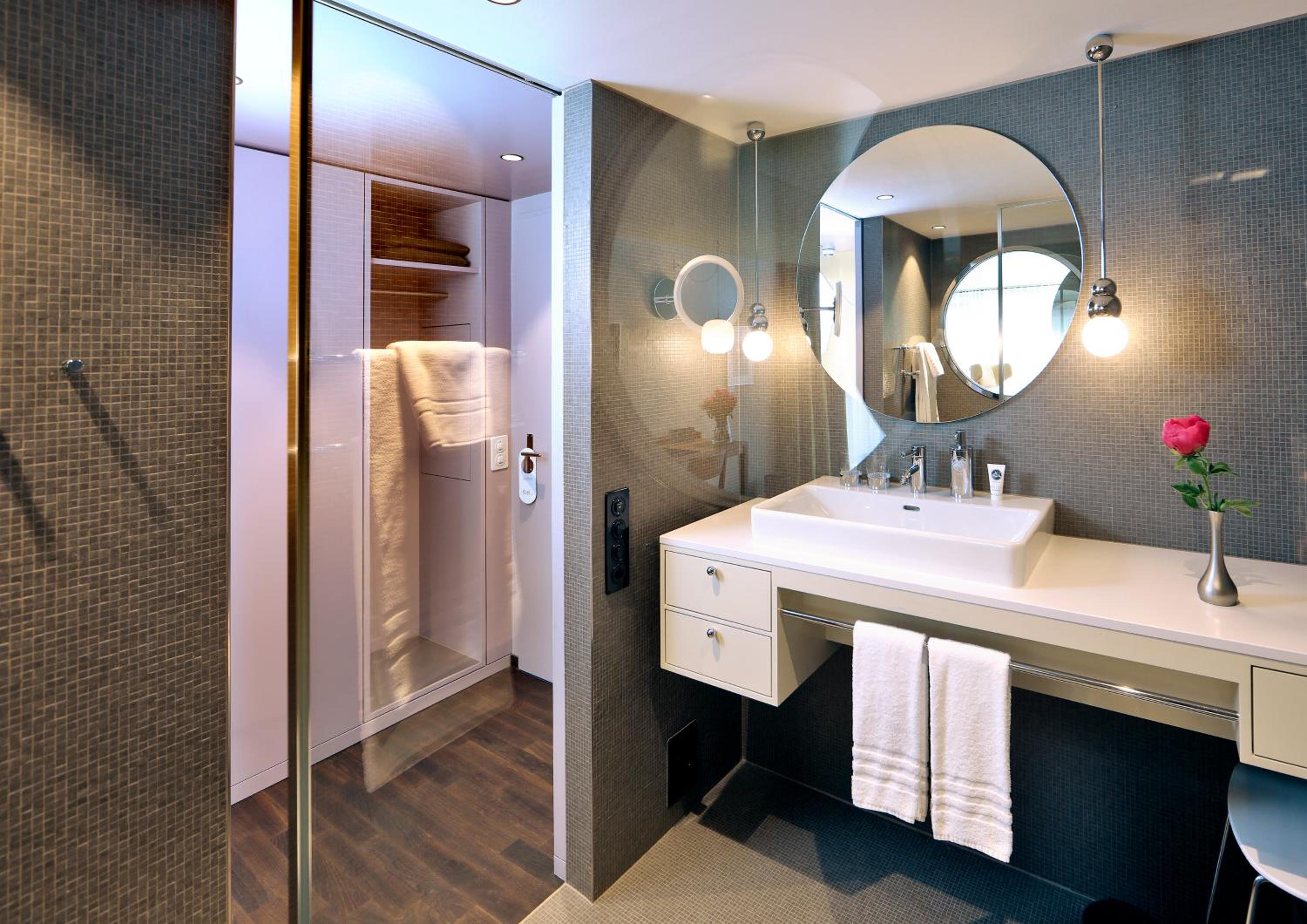 Comfort Room with Balcony - Photo 3