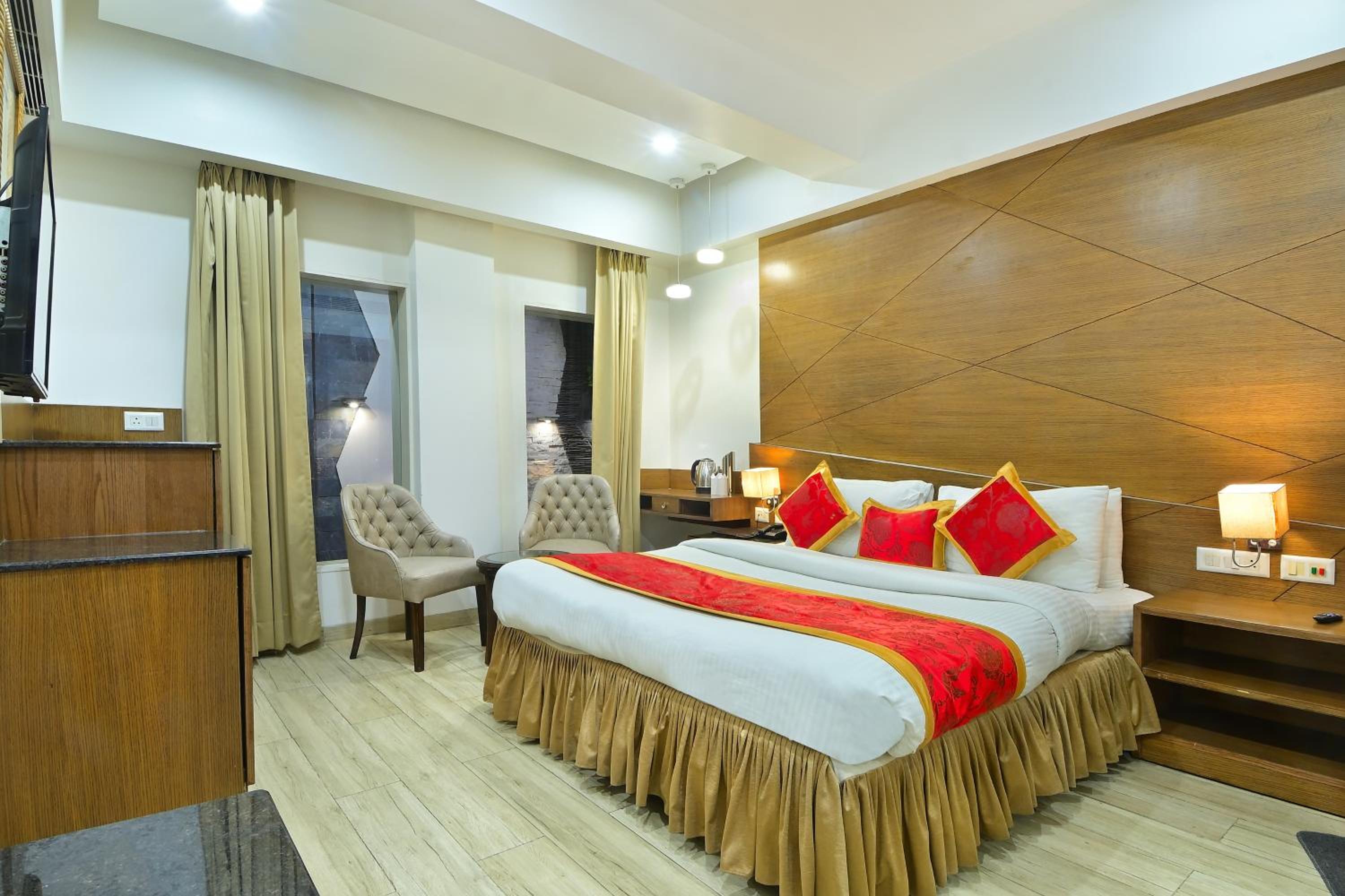 Suite - Photo 1