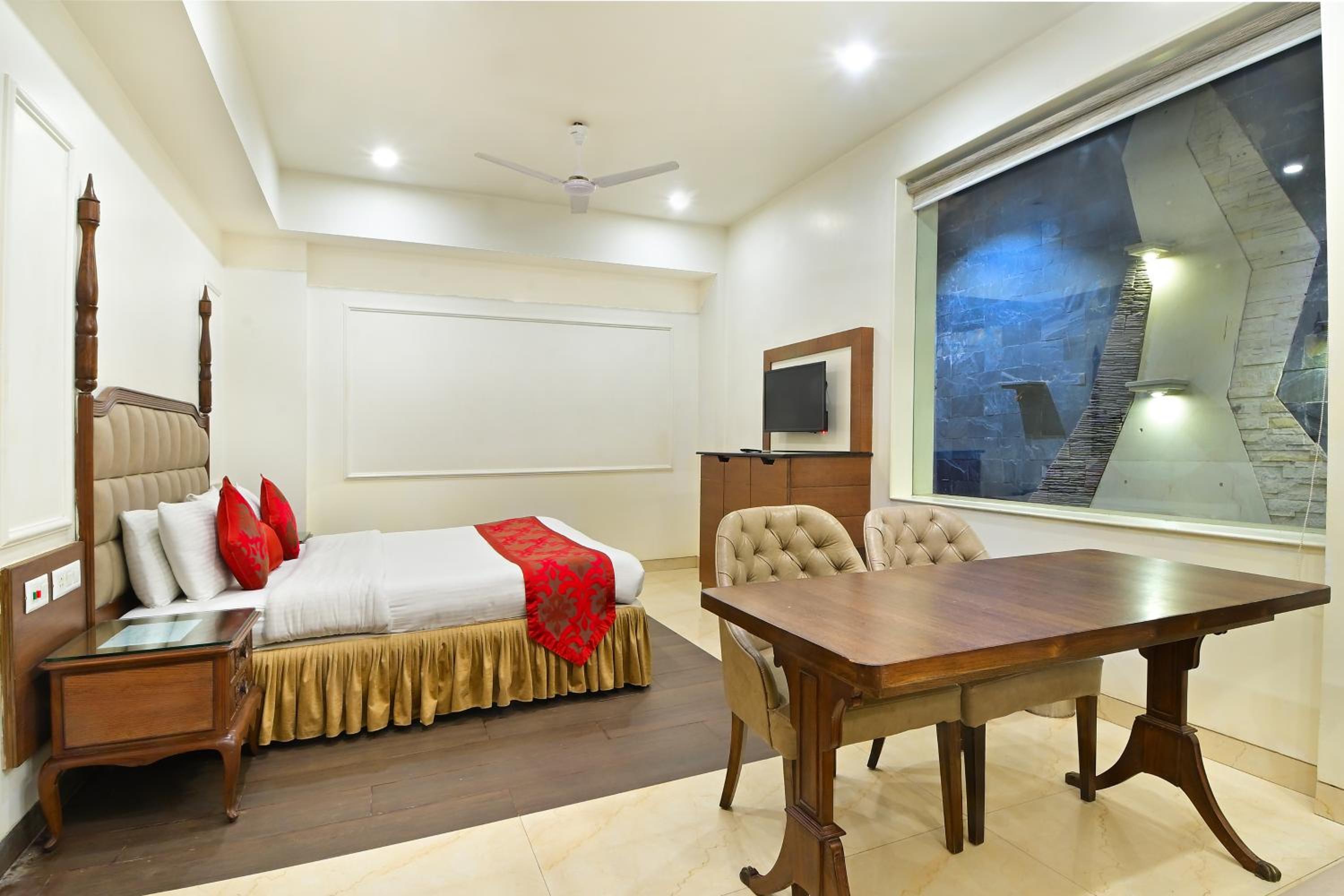 Suite Room With Bathtub - Photo 5