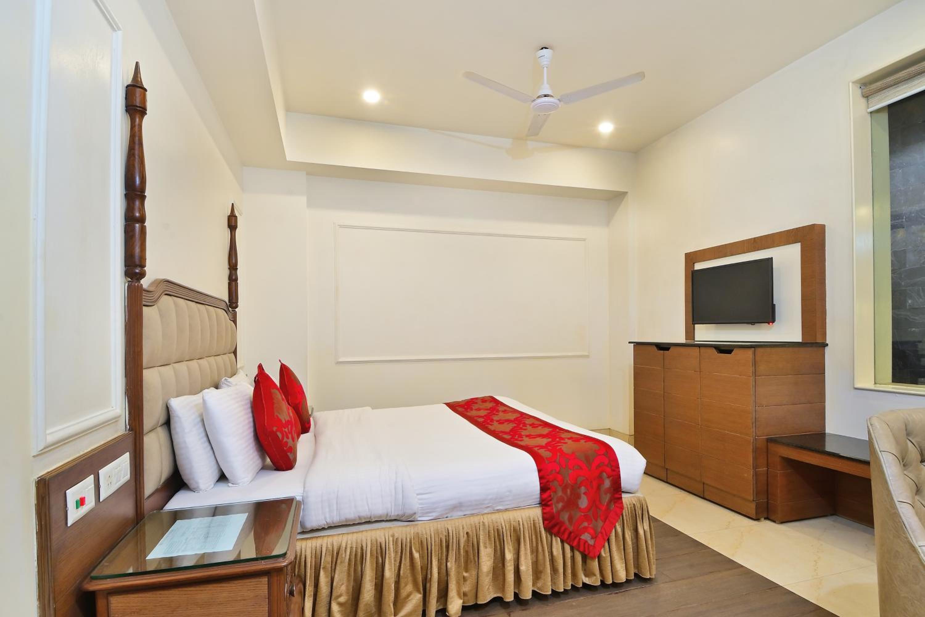 Suite Room With Bathtub - Photo 6