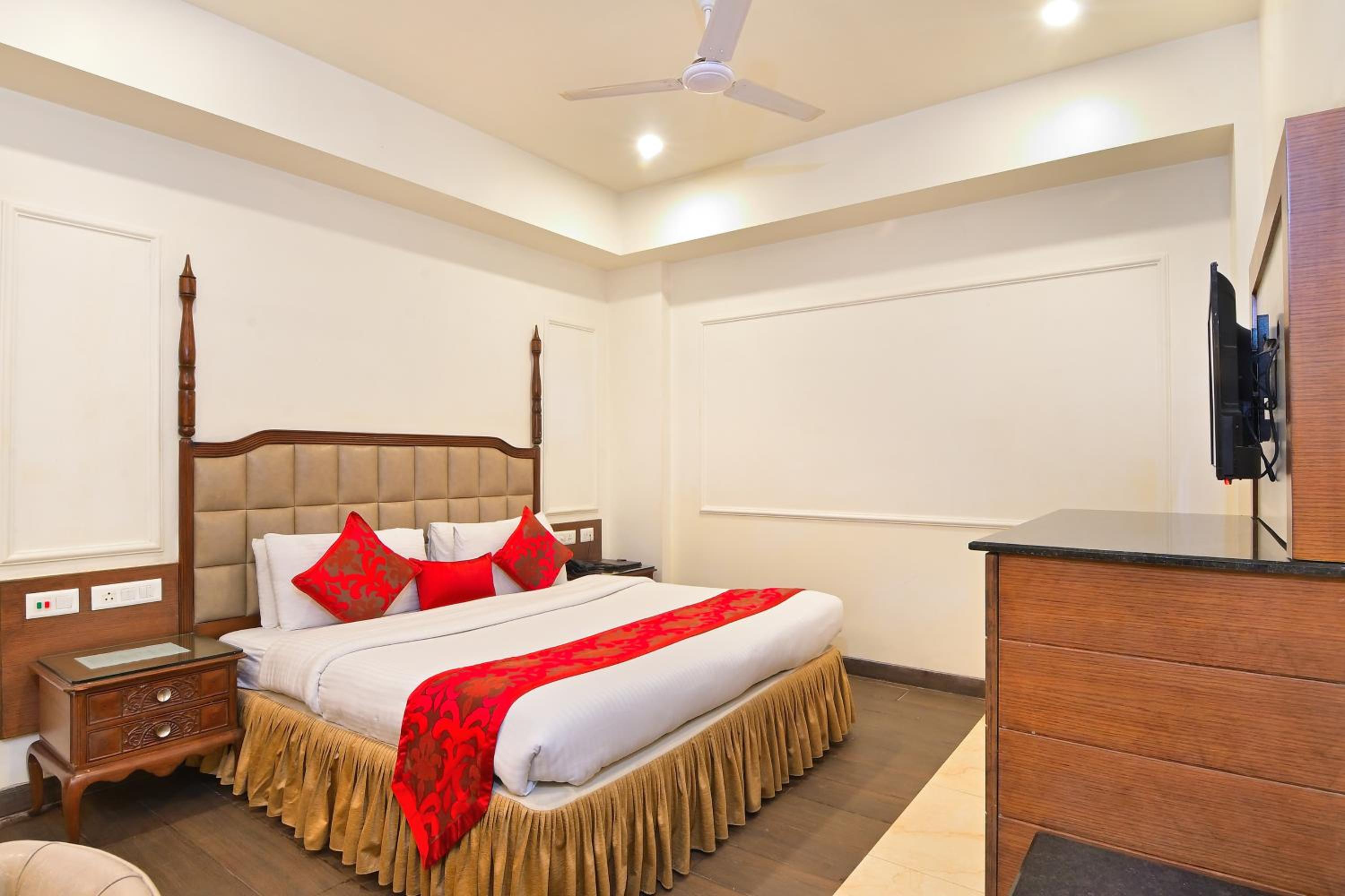 Suite Room With Bathtub - Photo 2