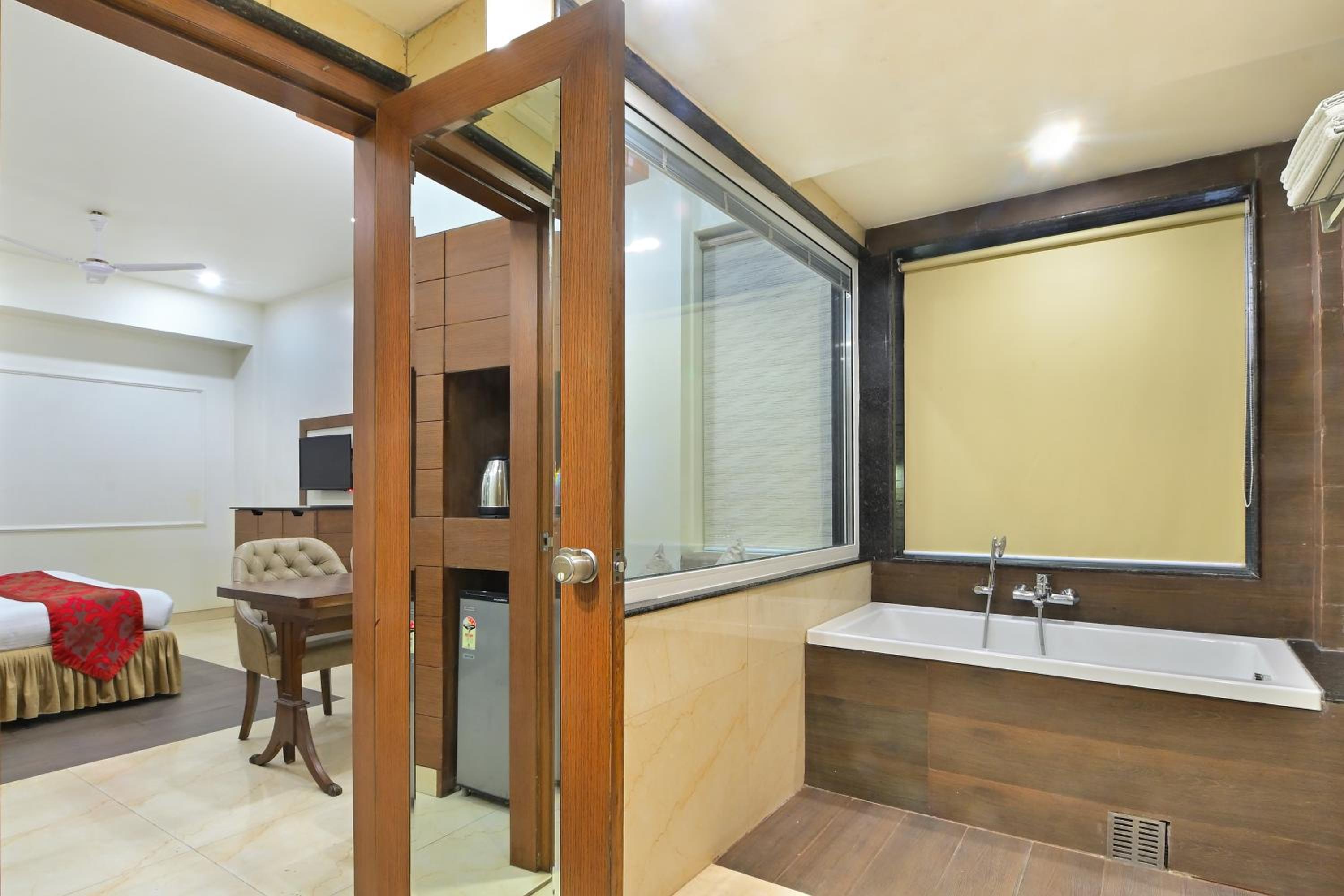 Suite Room With Bathtub - Photo 8