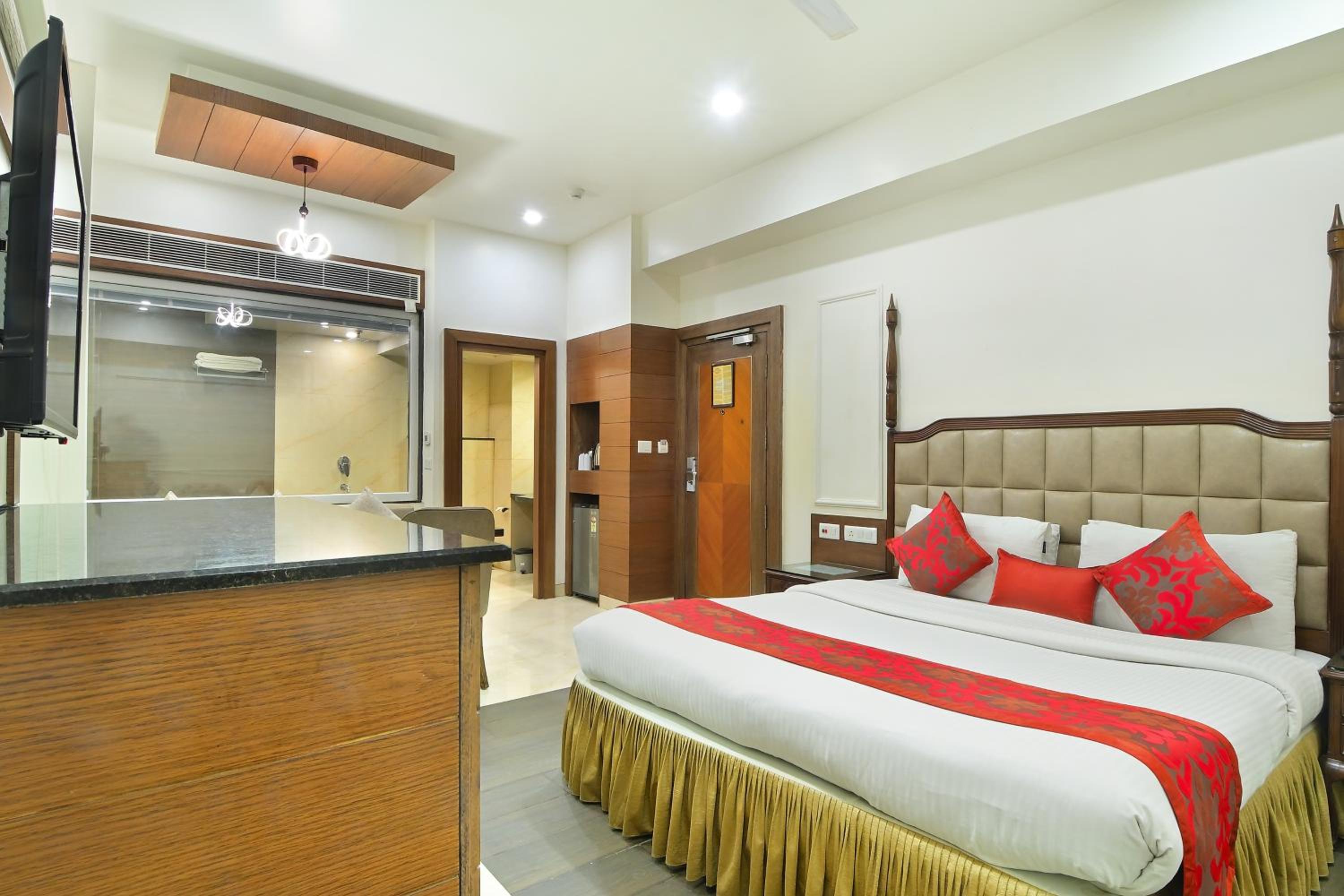 Suite Room With Bathtub - Photo 1
