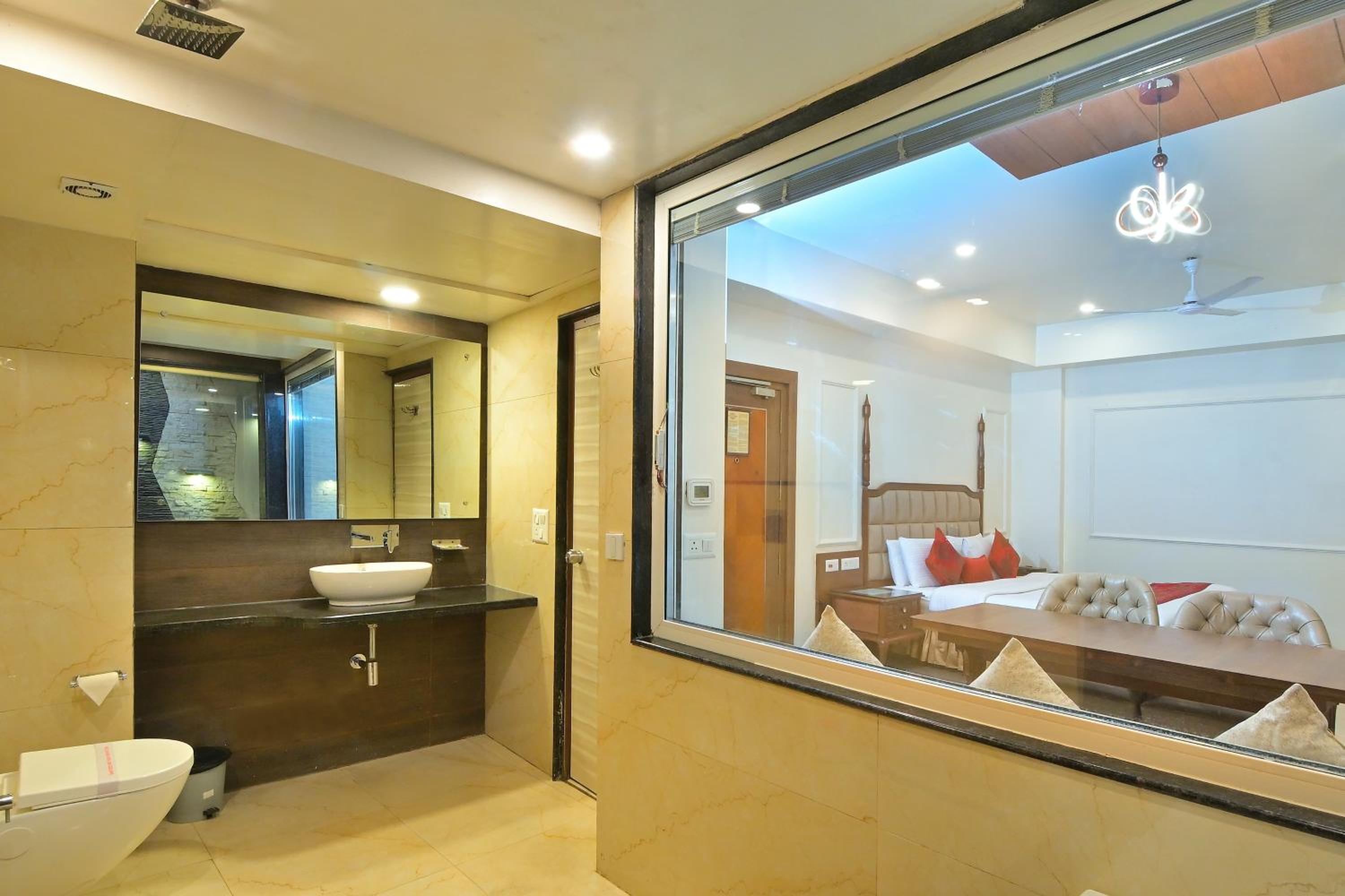 Suite Room With Bathtub - Photo 10