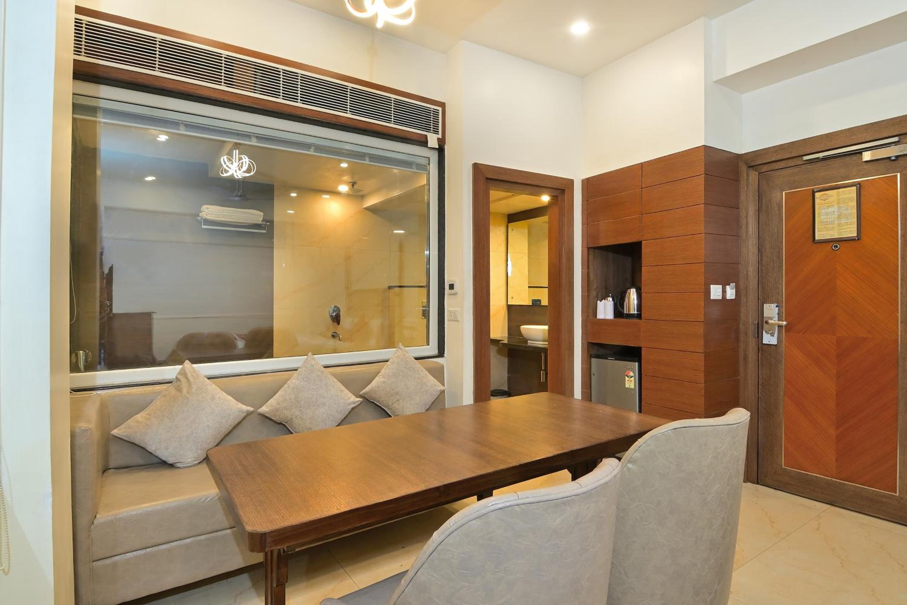 Suite Room With Bathtub - Photo 9