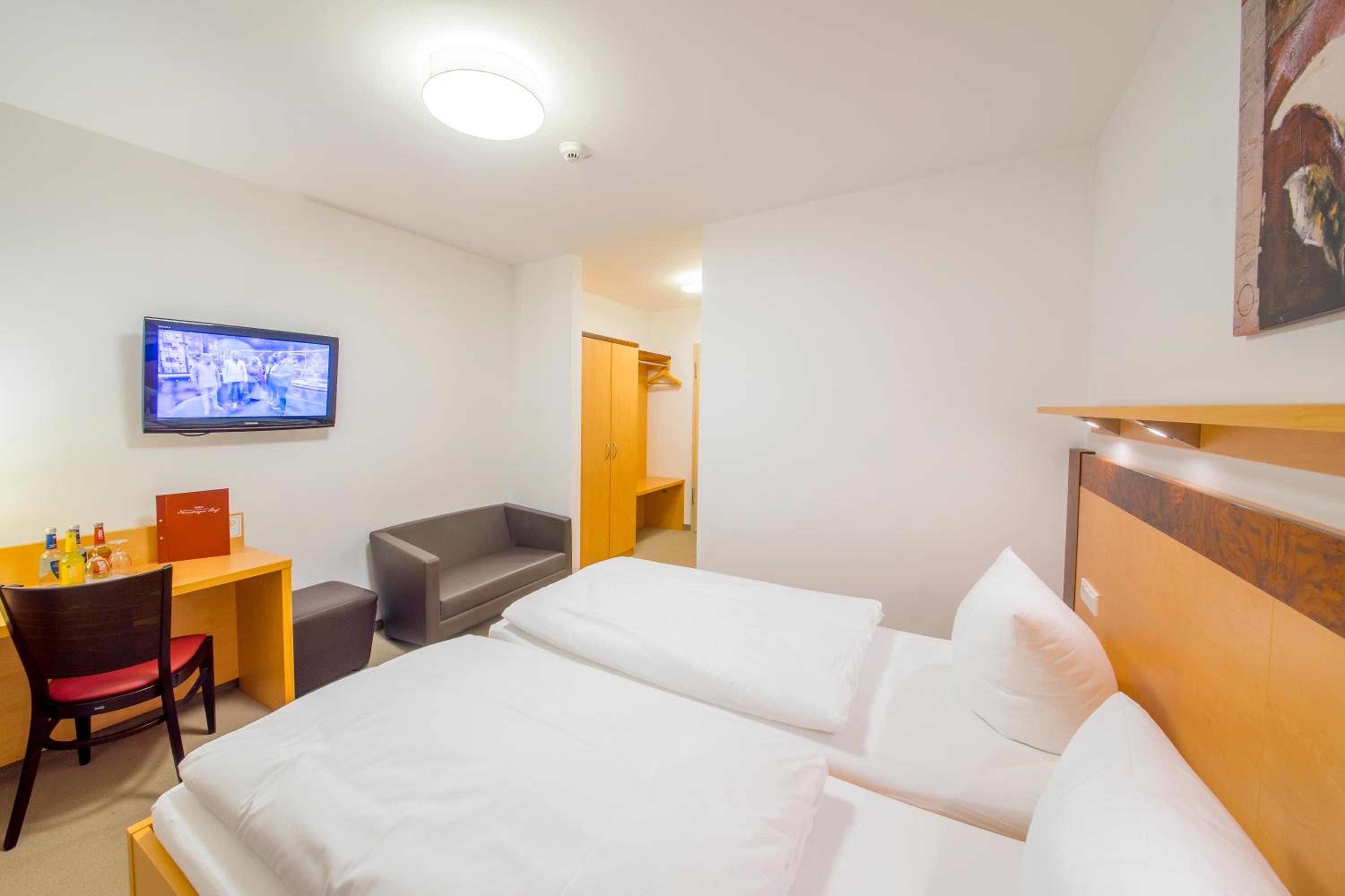 Deluxe Double Room with Balcony - Photo 6