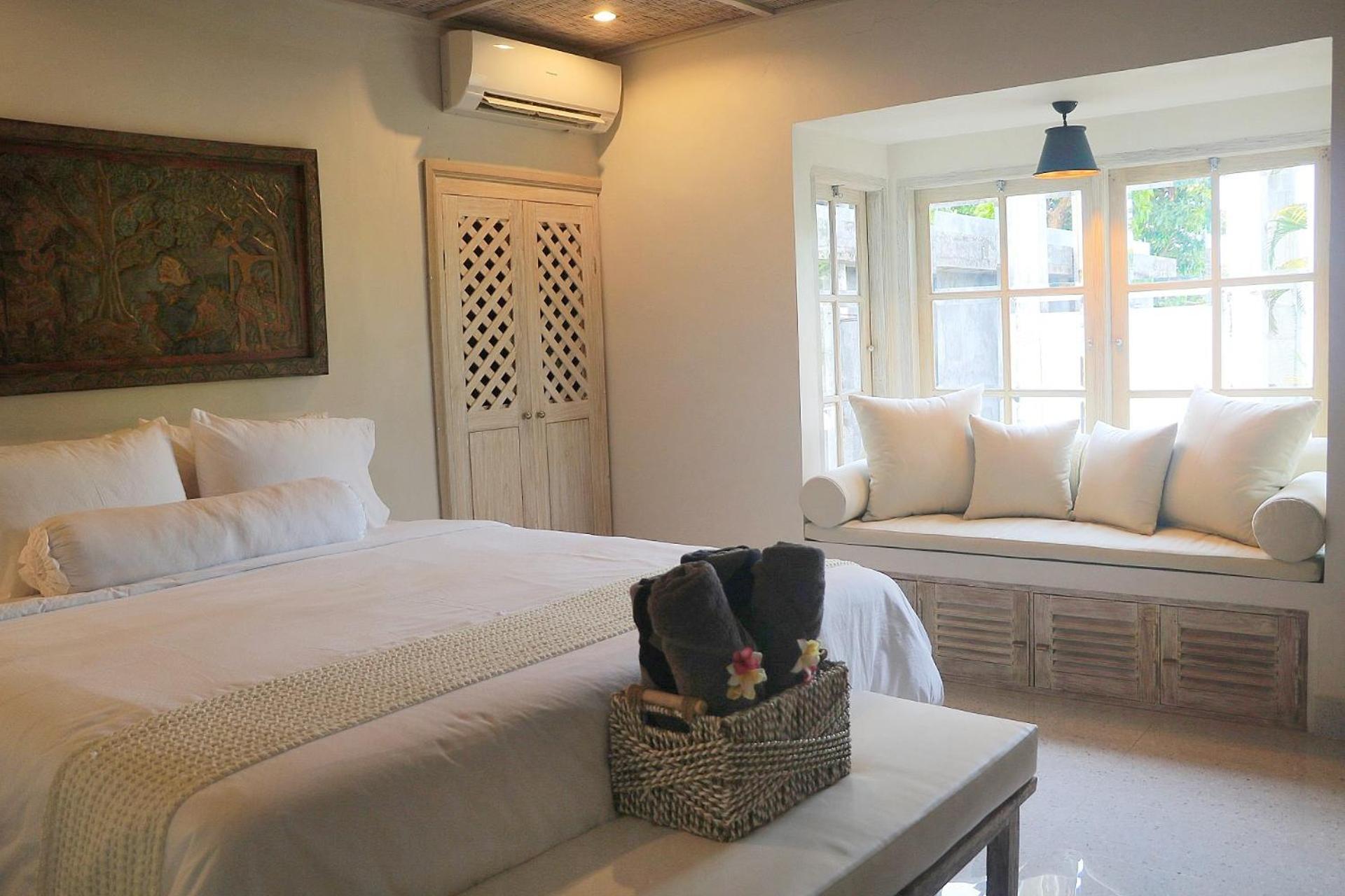 Deluxe Double Room With Side Sea View