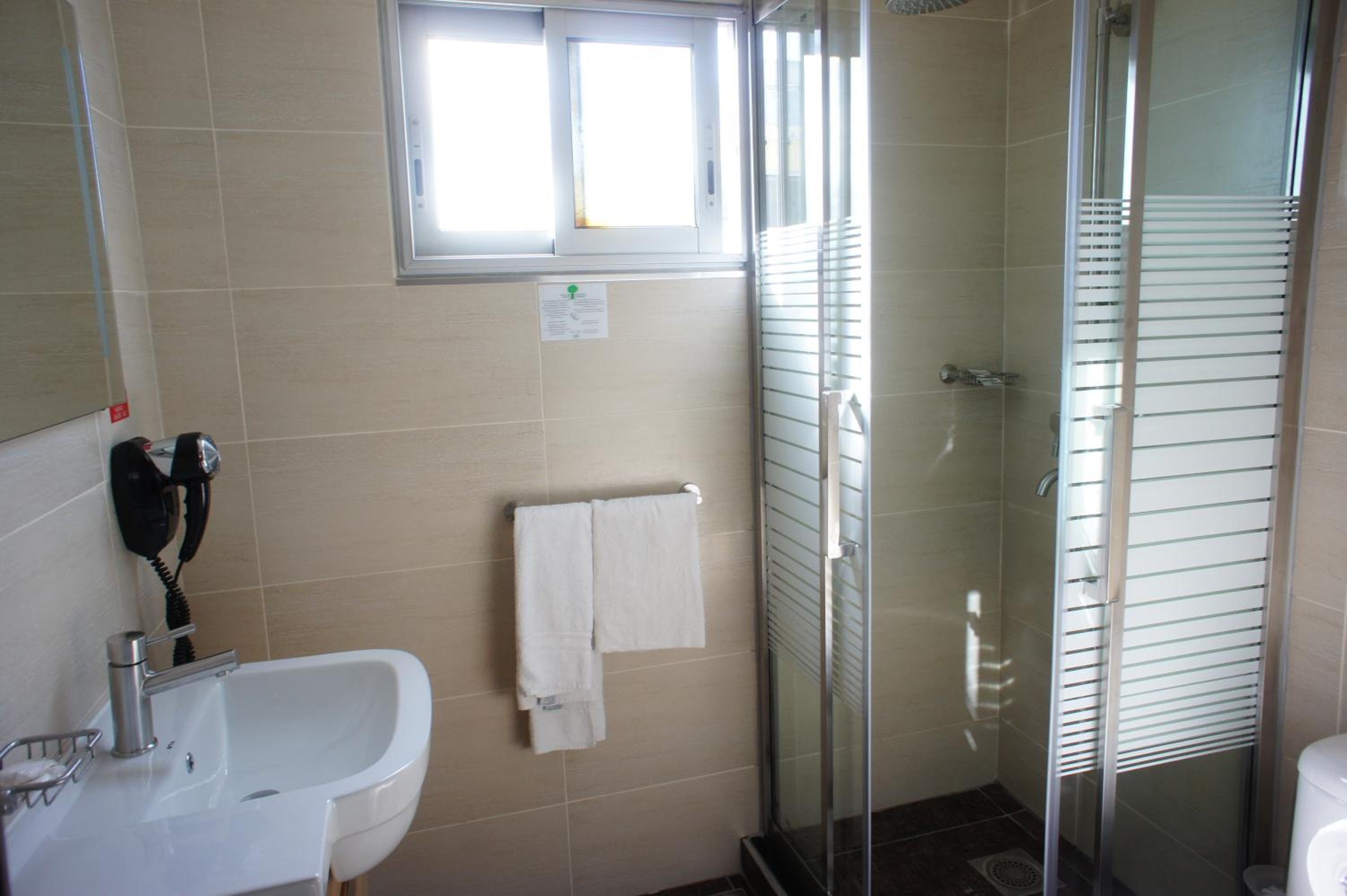 Standard Double Room - Photo 9