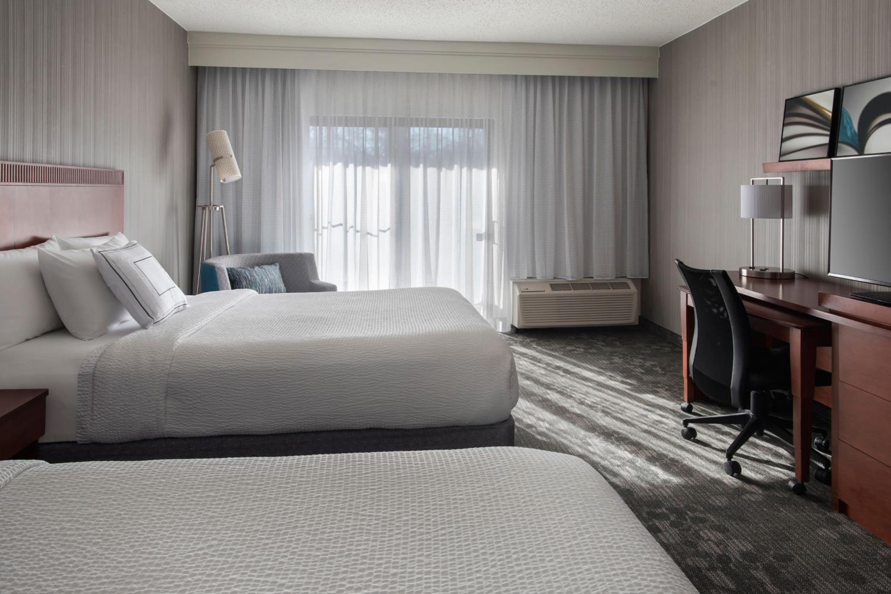 Standard Queen Room with Two Queen Beds  - Photo 4