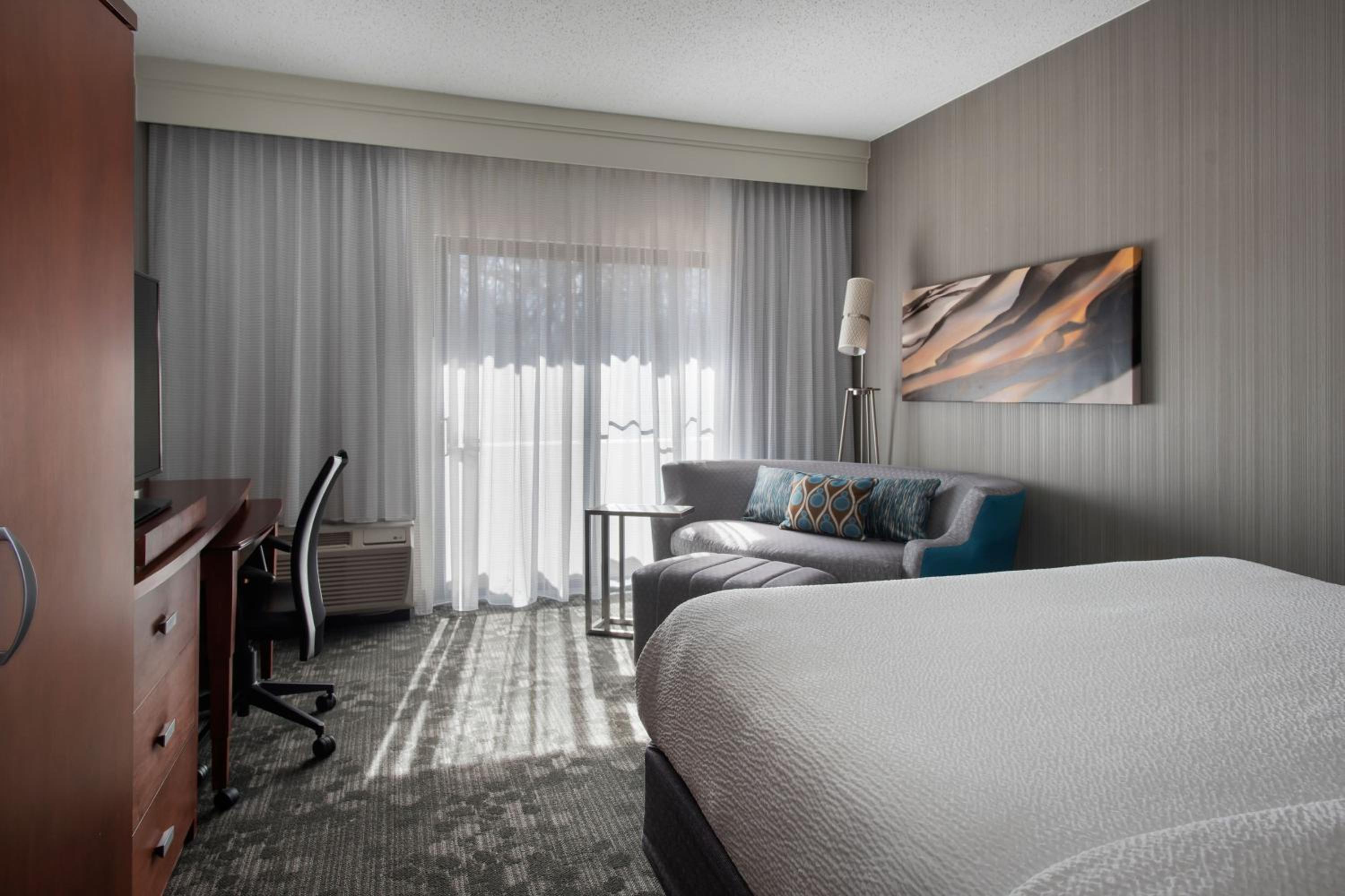 Standard King Room and Courtyard View - Photo 3