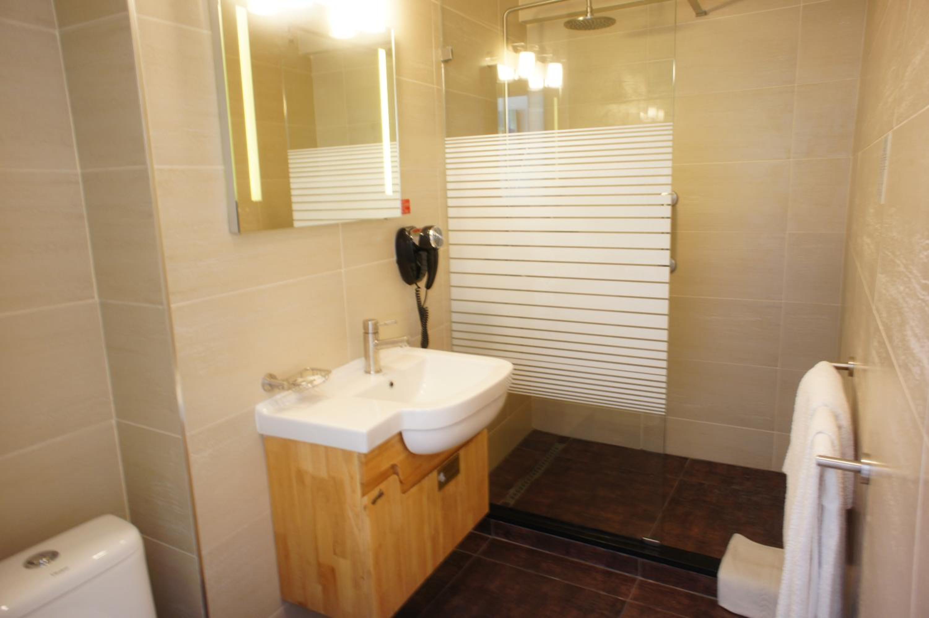 Classic Double Room - Photo 9