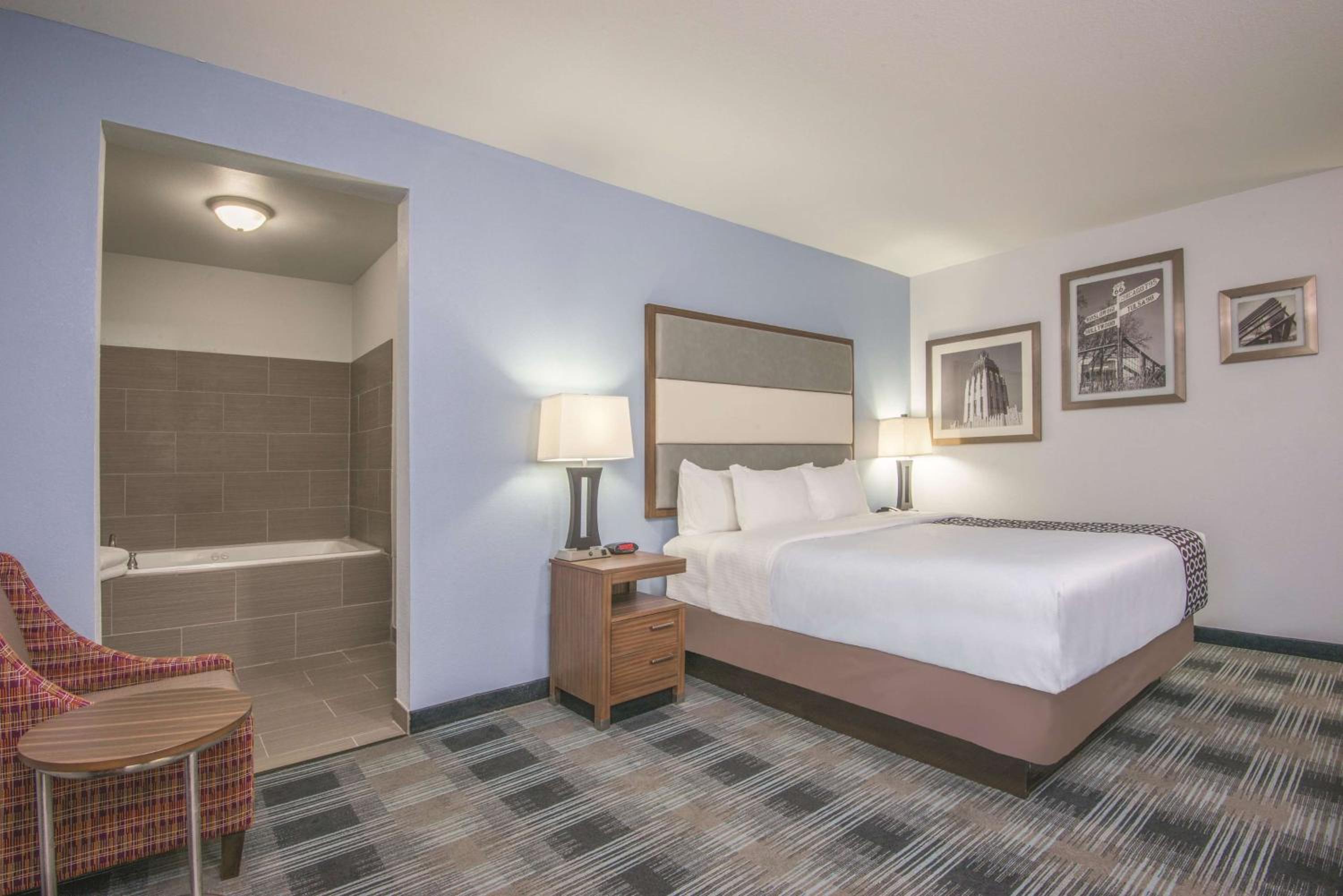 Deluxe Queen Room with View - Mobility Access/Non-Smoking
