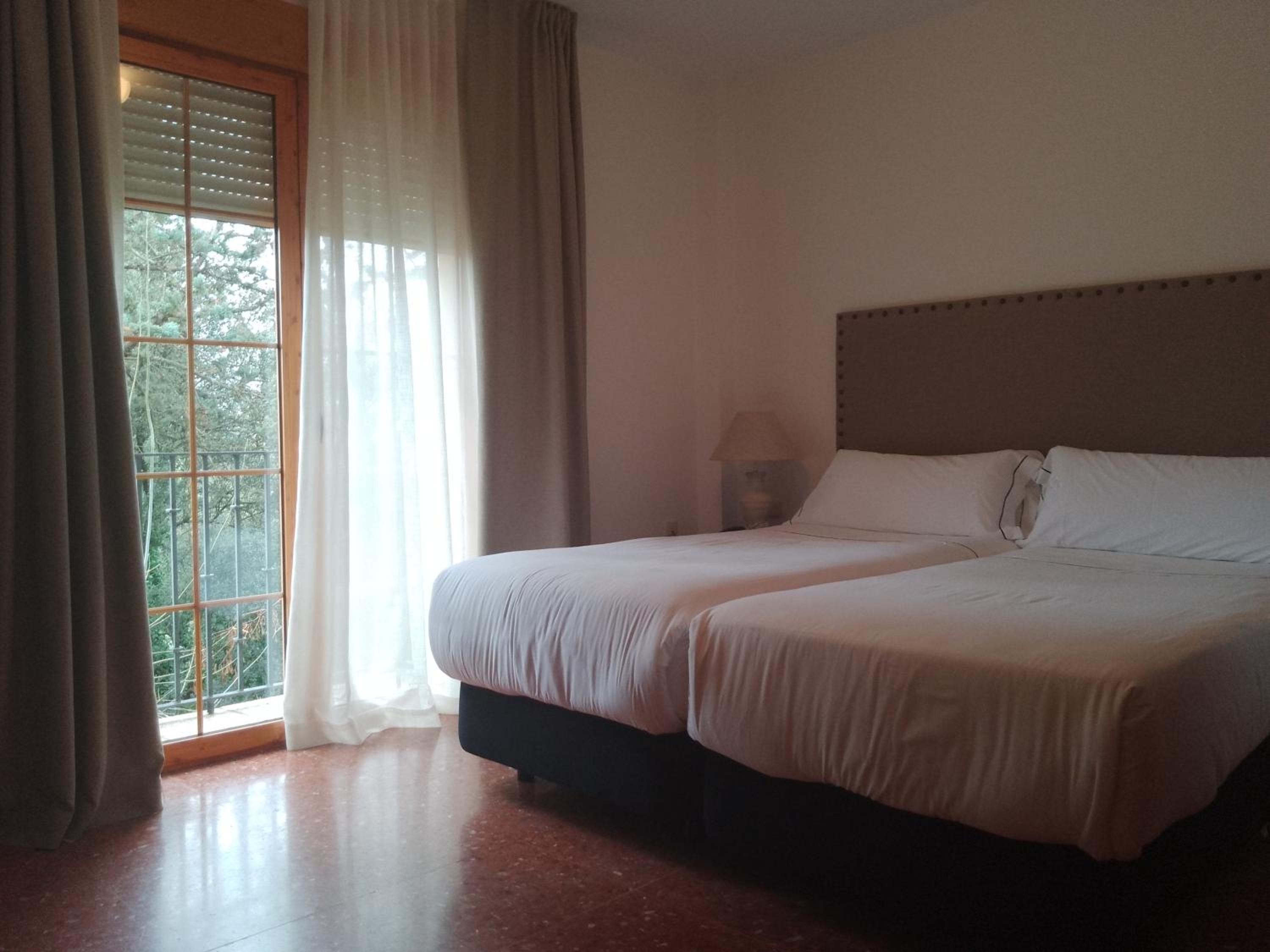 Double or Twin Room - Photo 4