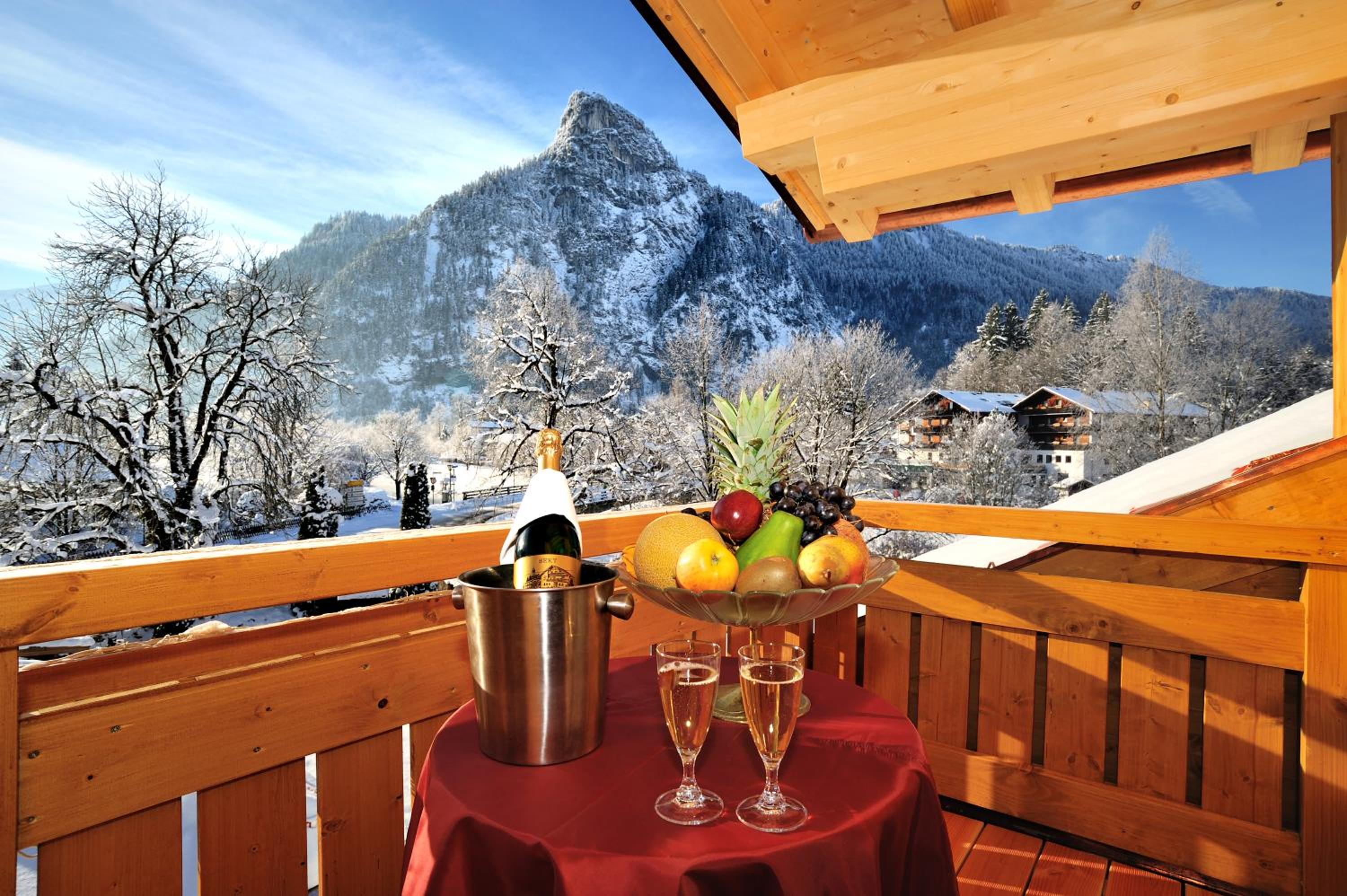Apartment with Mountain View - Photo 2